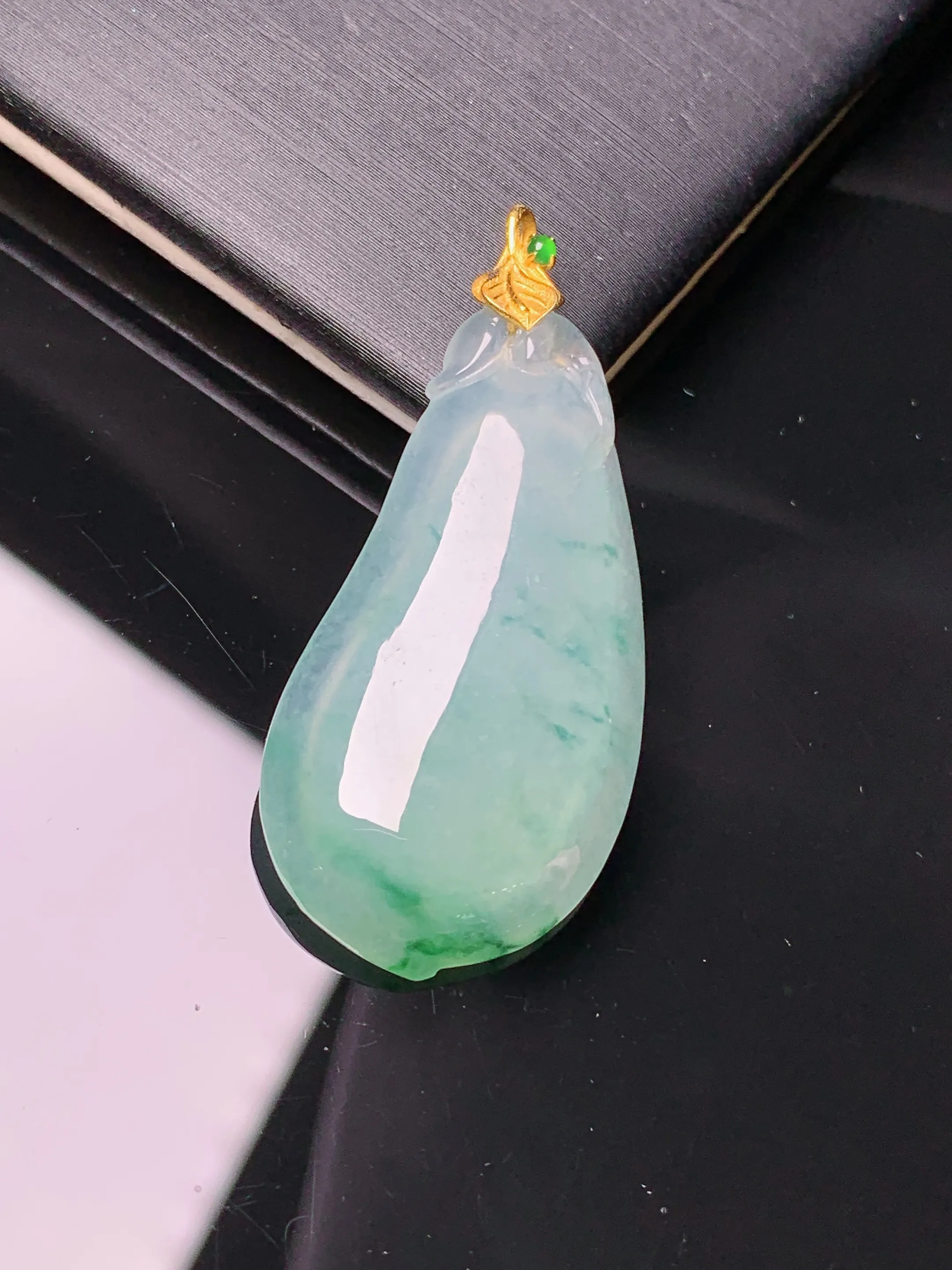 18k金镶嵌飘绿福瓜吊坠 玉质细腻 色泽清新艳丽 整体尺寸39.6*17.7*5