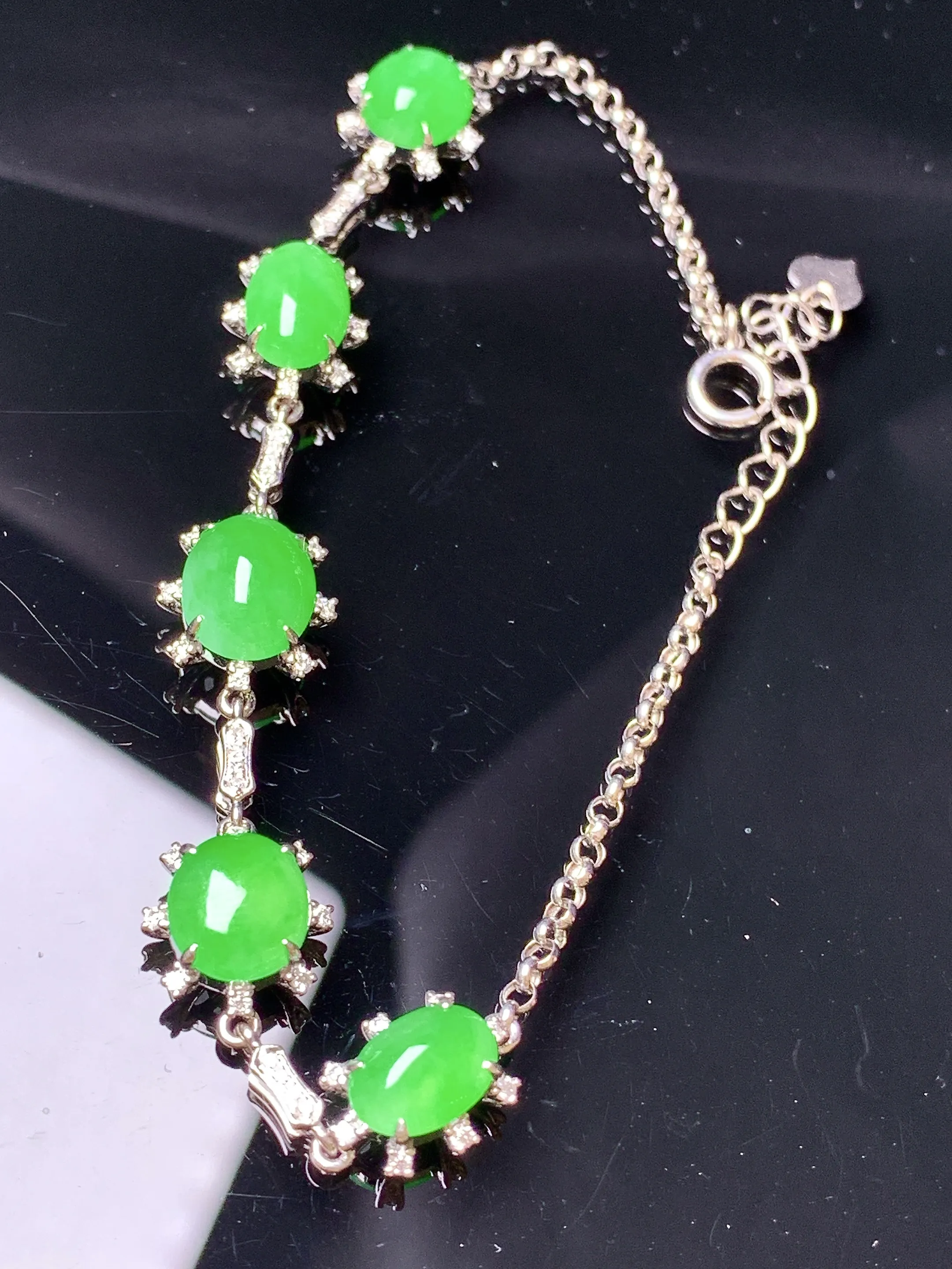 18k金钻镶嵌满绿蛋面手链 玉质细腻 色泽清新艳丽 整体尺寸8.8*7*5