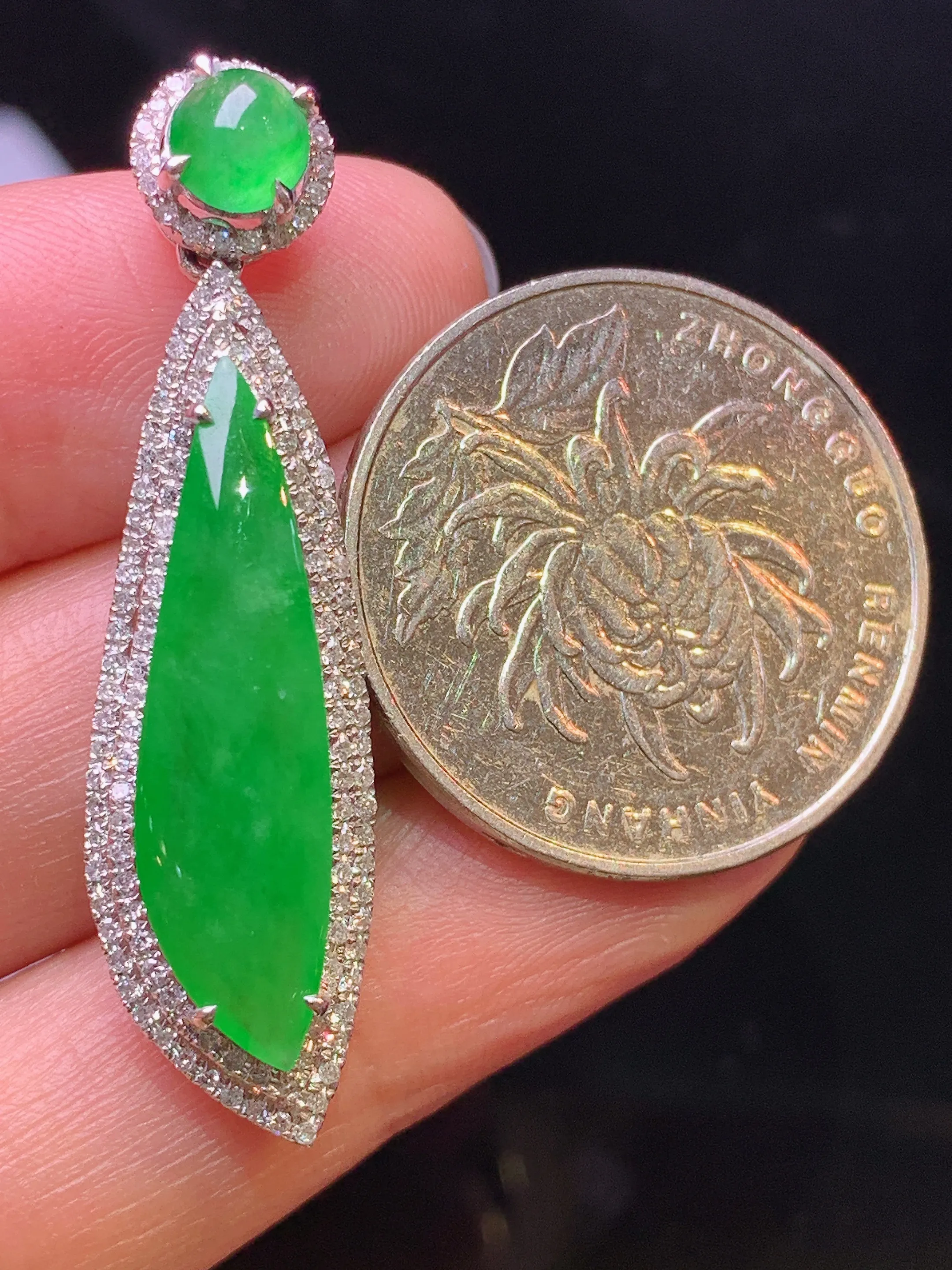 18k金钻镶嵌满绿随形吊坠 玉质细腻 色泽清新艳丽 整体尺寸41.2*11*8