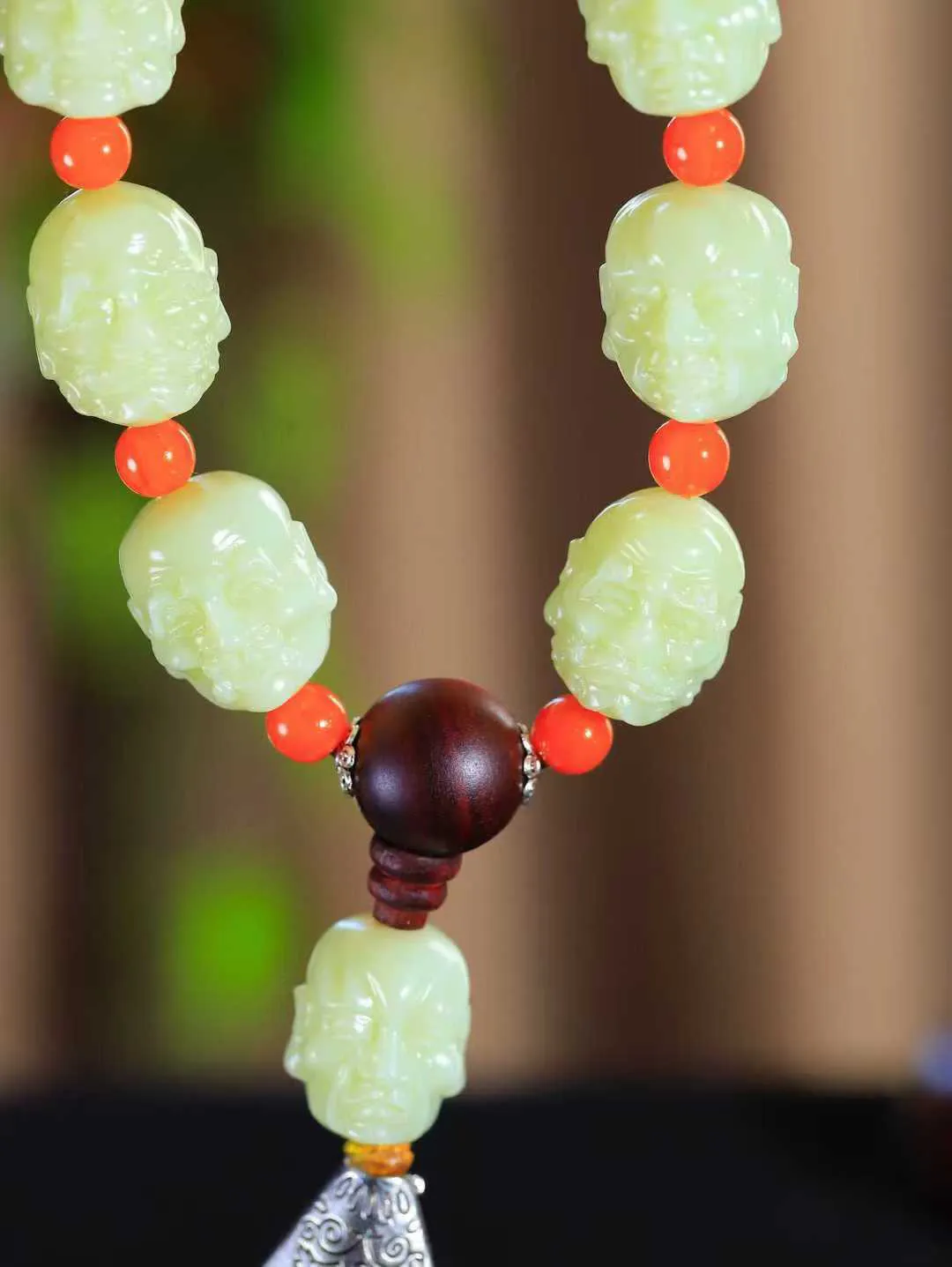 （十八罗汉.手持）

精品和田玉黄口十八罗汉手持，玉质温润细腻 油性十足 颗颗饱满圆润。罗汉有着金刚不坏之身，修行得道，六根清净， 象征坚毅坚强、顺畅如意、幸福安康，在遇到任何困难时，能够逢凶化吉、避灾。重144.6克 尺寸取一24-19.4-21.8mm FDAA-981151878