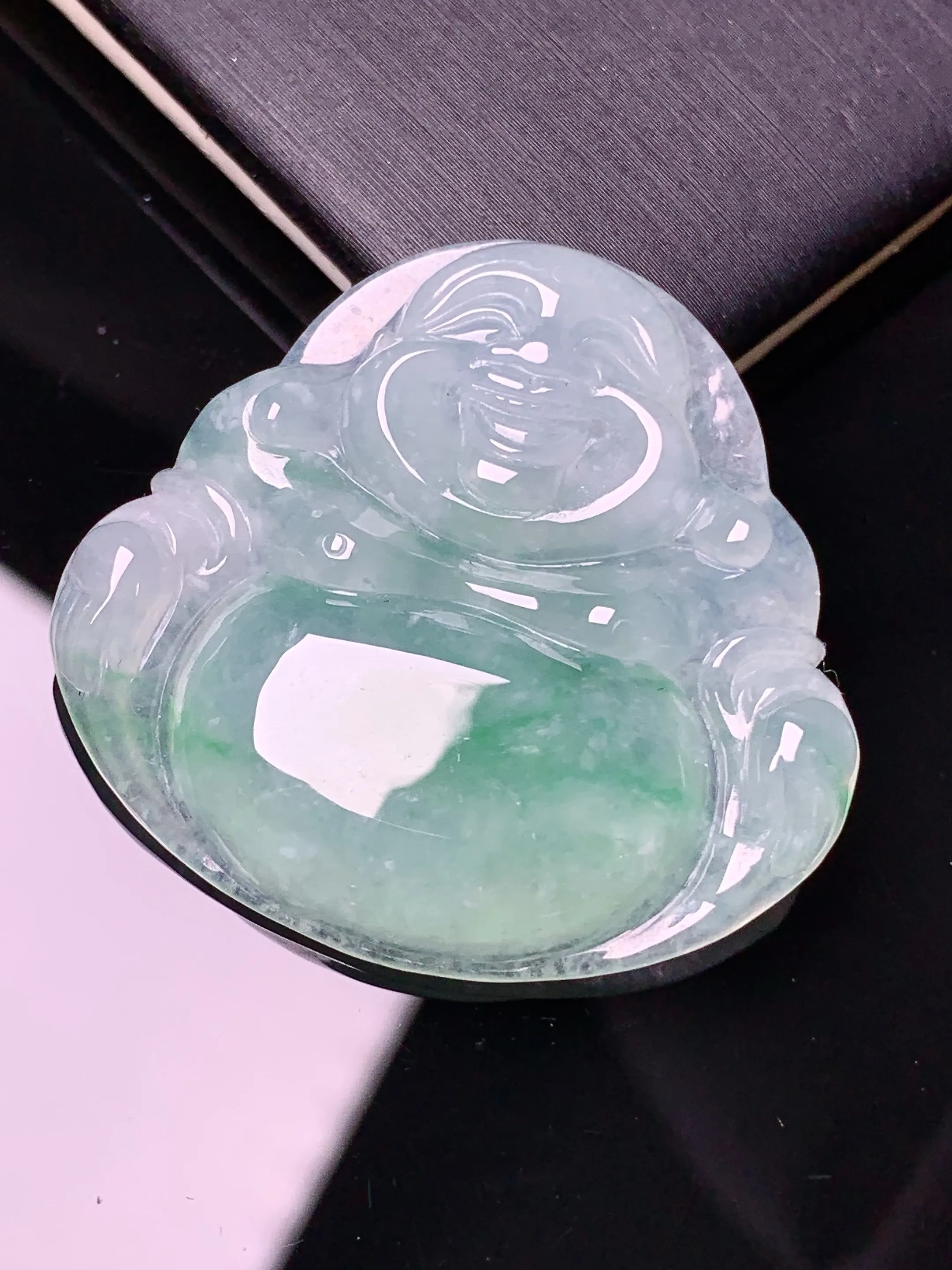 冰种飘绿佛公吊坠 玉质细腻 色泽清新艳丽 整体尺寸33.6*36*6