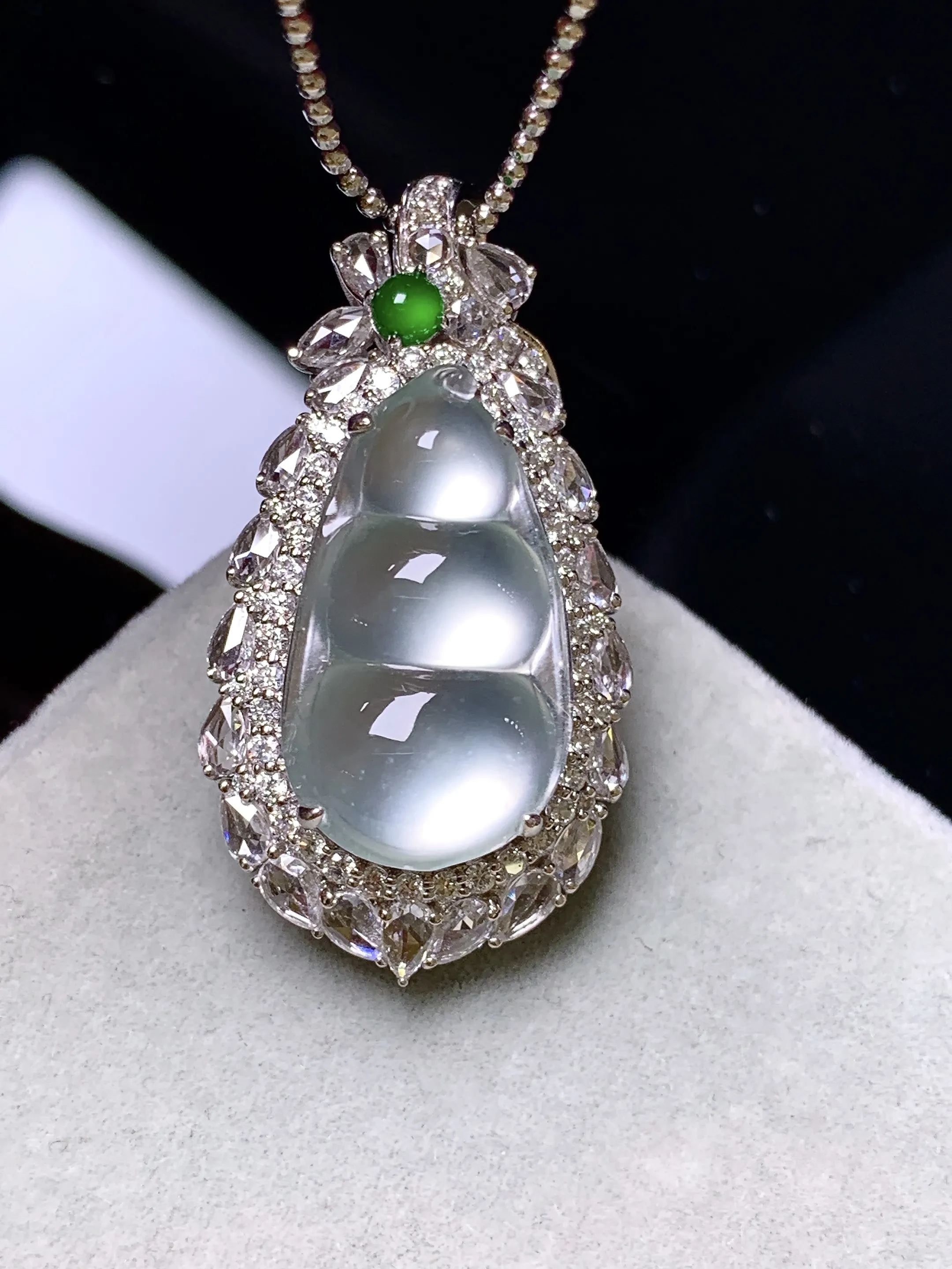 18k金钻镶嵌玻璃种四季豆吊坠 玉质细腻 色泽清新艳丽 整体尺寸33.2*17.7*11.2