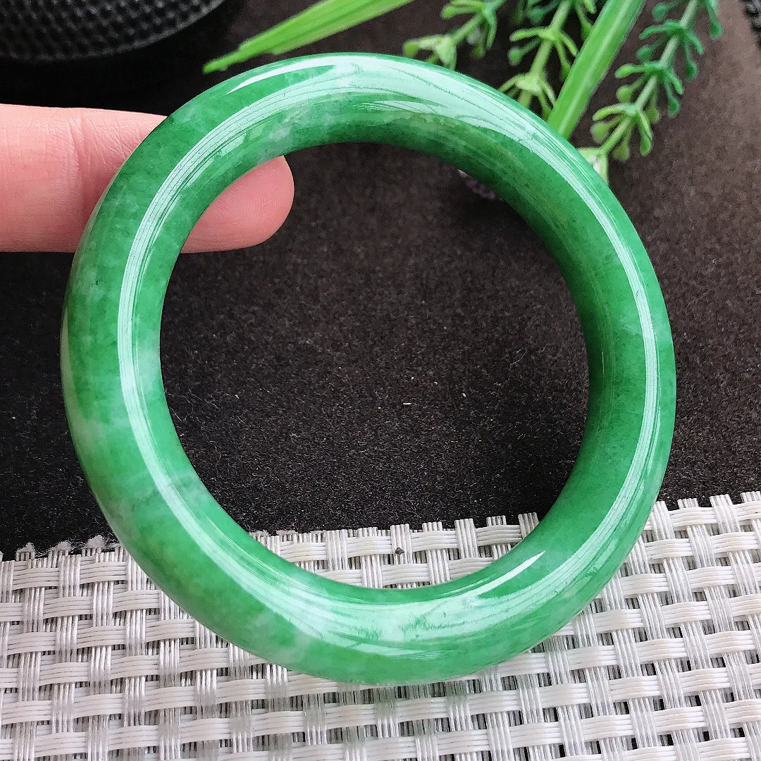 实拍A货翡翠54/10.8/10.4老坑精美满绿辣阳绿圆条手镯翡翠玉镯子平安镯