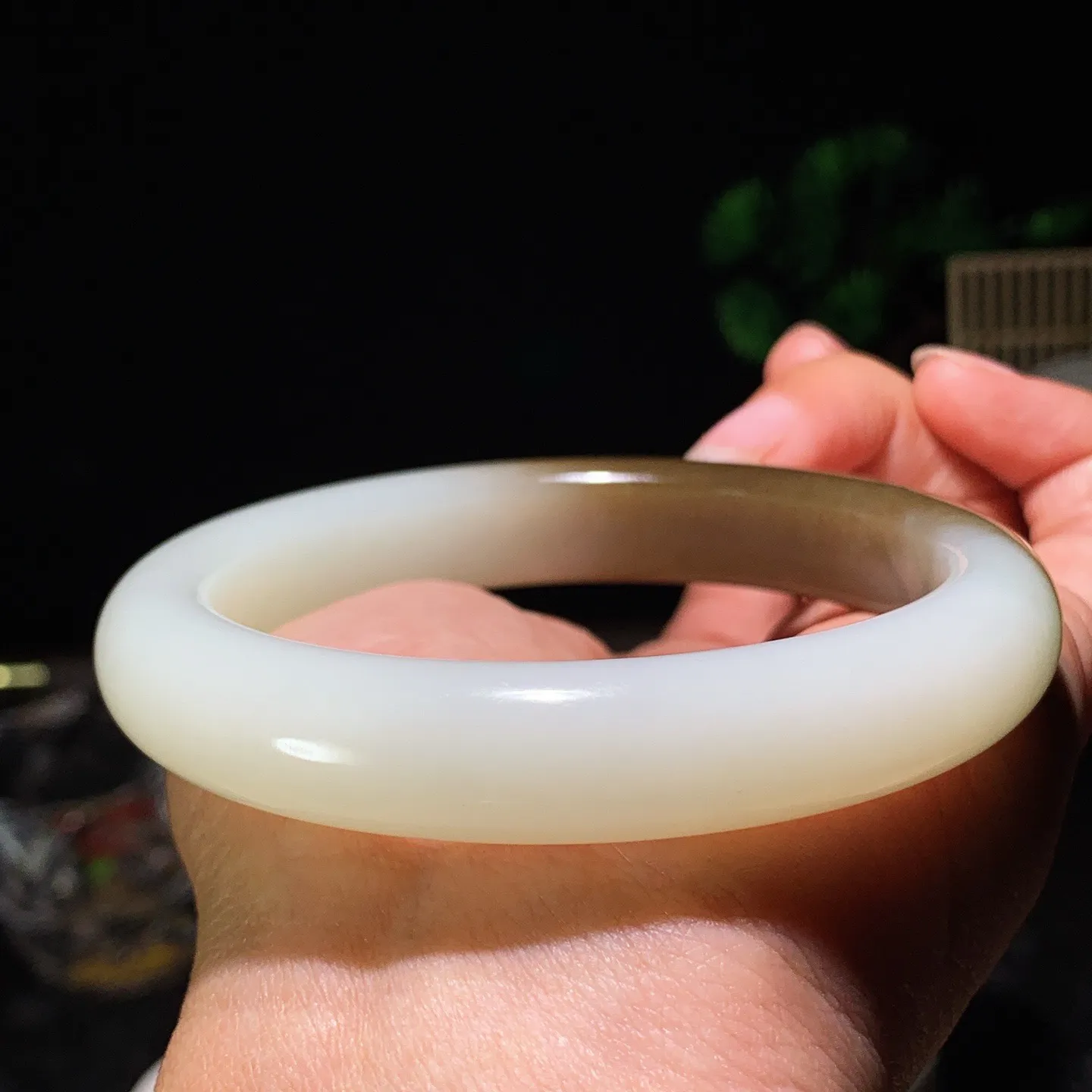 62圈口 新疆和田玉羊脂白且末糖手镯 且末糖半山半水手镯 62圈口条宽12厚9重66.7克。玉质细腻油润。手推出油。佩戴高端典雅。lt260129