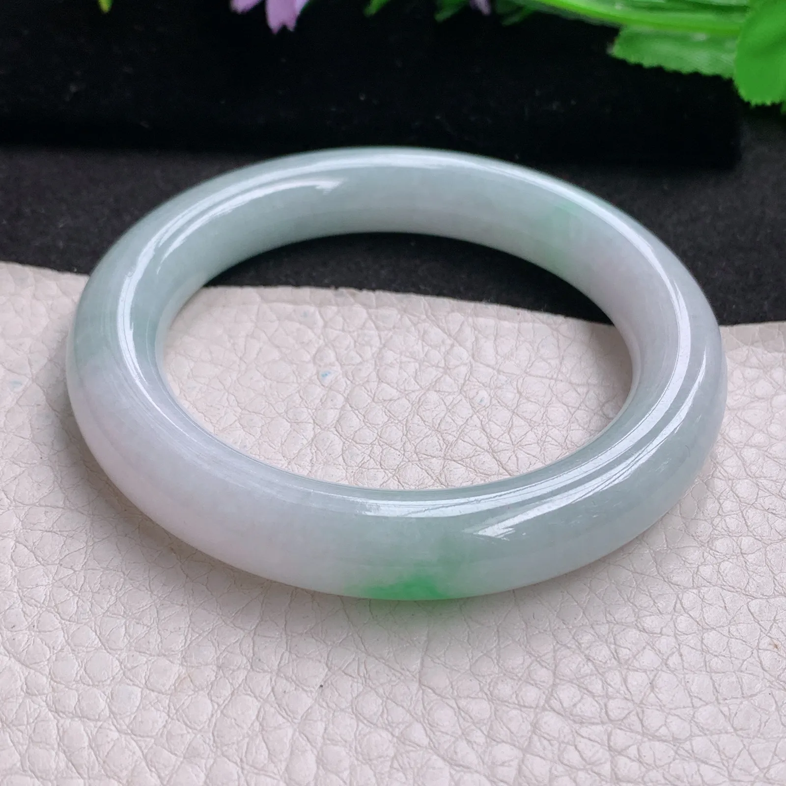 ll实拍54*10.8*10.5缅甸翡翠手镯飘绿圆条玉镯子福镯子白底青镯子