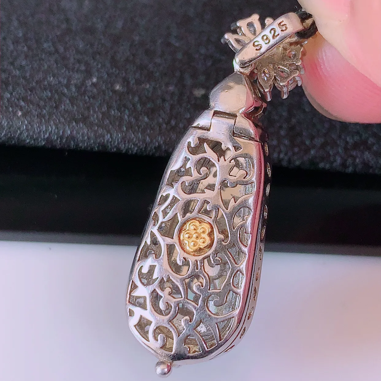 冰透满绿翡翠925银镶嵌四季豆吊坠，自然光实拍，翠色灵动，颜色漂亮，种老水足，品相佳，佩戴佳品！#97.25整体37*12*7.2裸石19.5*9.5