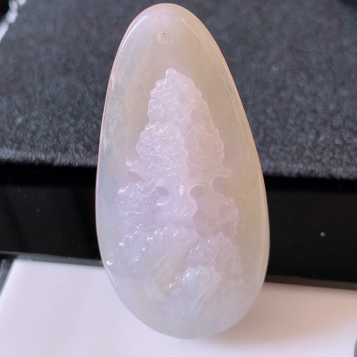 自然光实拍，冰黄翡翡翠山水牌吊坠，立体生动形象，山水素材布局合理，意境感佳，佩戴上身效果更高贵 #60.25