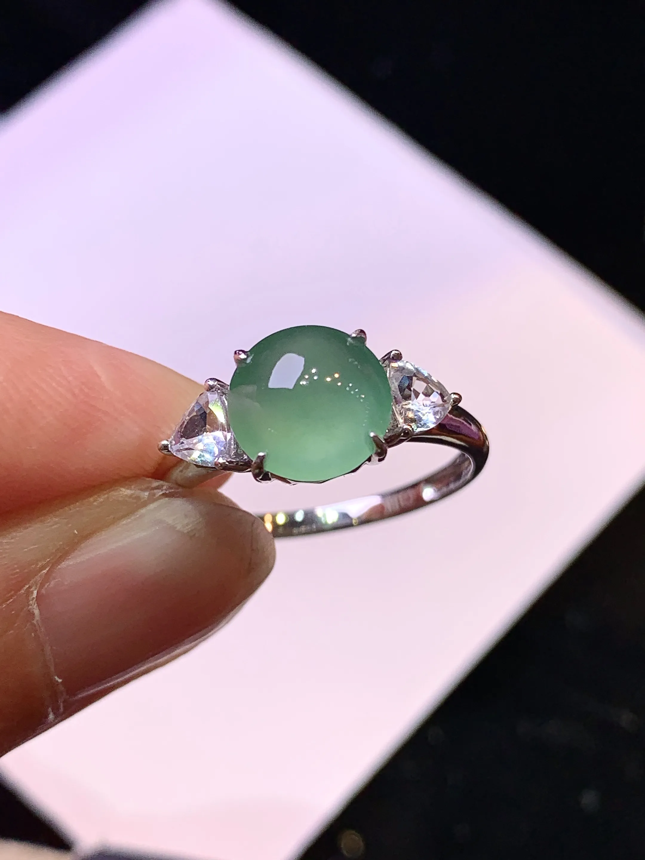 18k金钻镶嵌冰种晴绿蛋面戒指 玉质细腻 色泽清新艳丽 圈口13.5裸石尺寸8*3