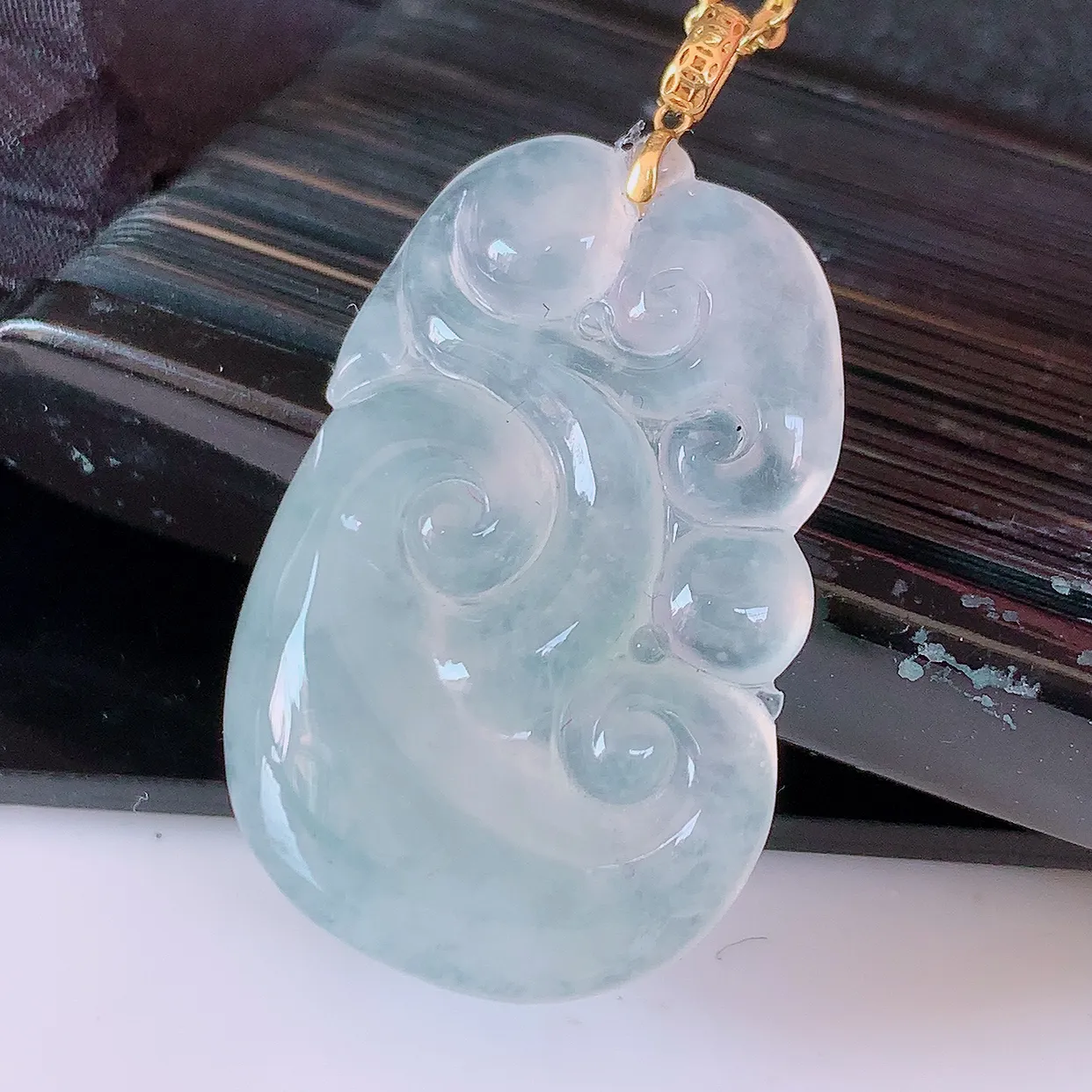 18K金镶嵌冰种翡翠如意吊坠，简单的镶嵌设计、让玉坠百搭又精致，寓意着吉祥，事事如意！#1.25