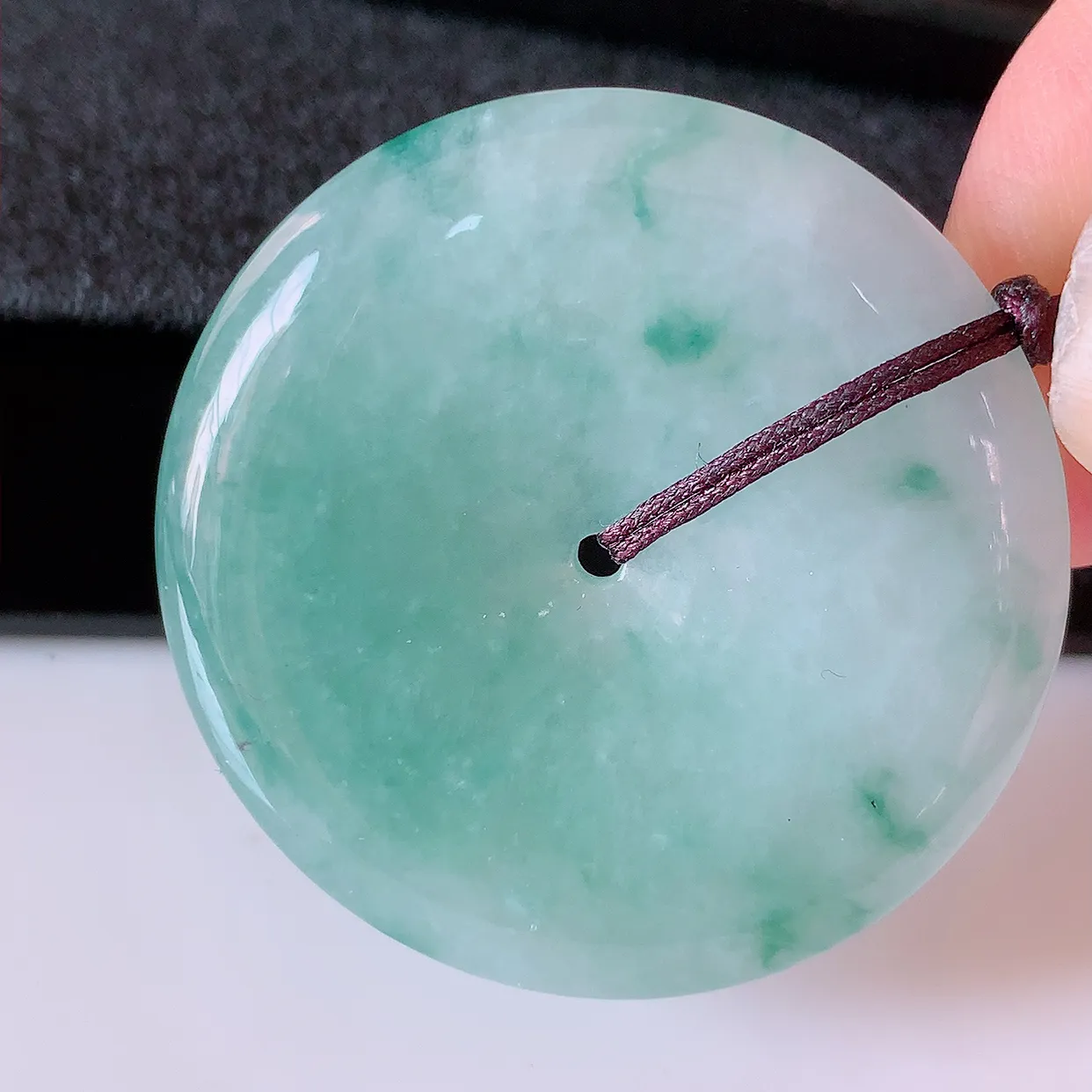 自然光实拍，冰润飘花翡翠平安扣吊坠，翠色灵动，佩戴效果时尚出众，尽显气质，玉质细腻，美感十足。#05.25