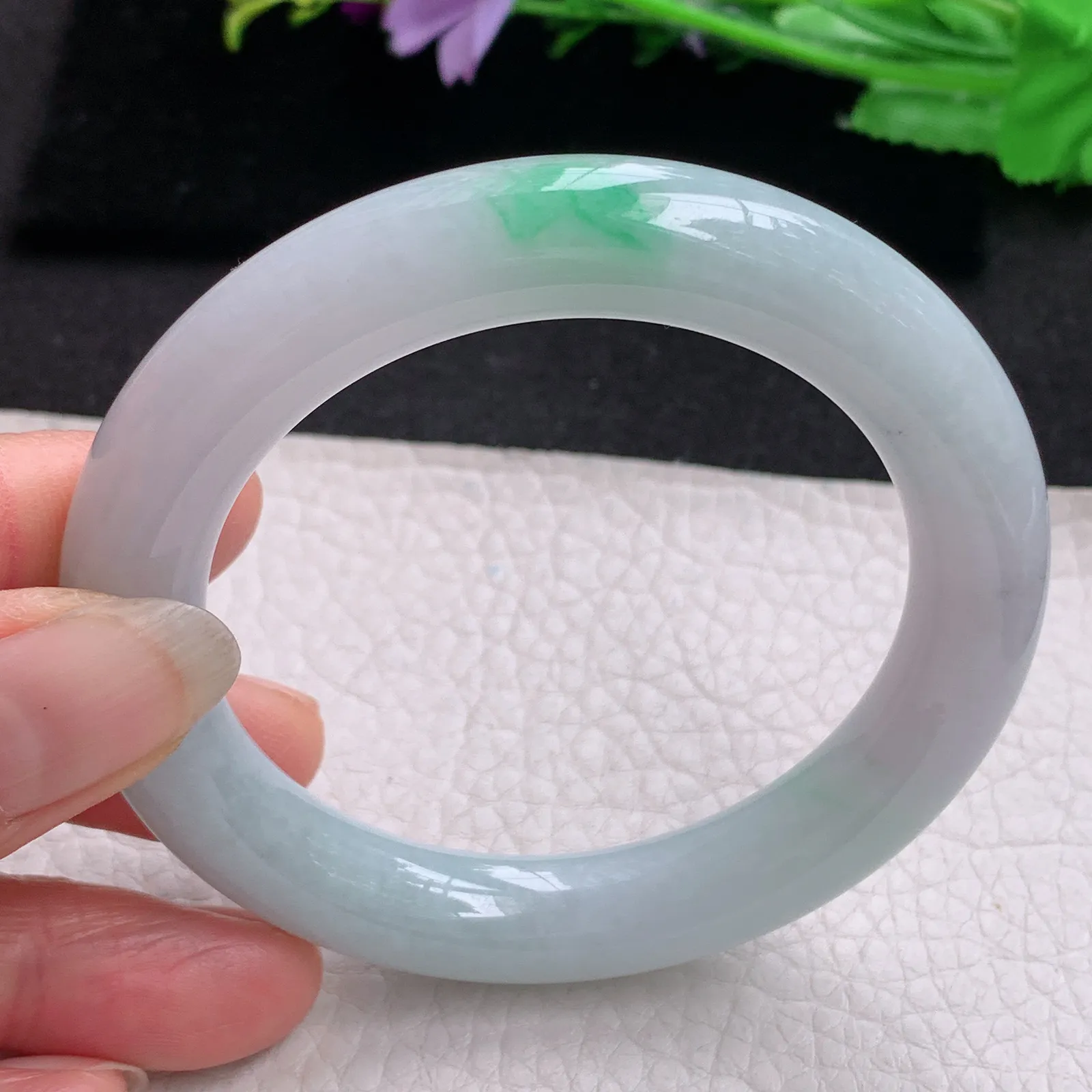 ll实拍54*10.8*10.5缅甸翡翠手镯飘绿圆条玉镯子福镯子白底青镯子