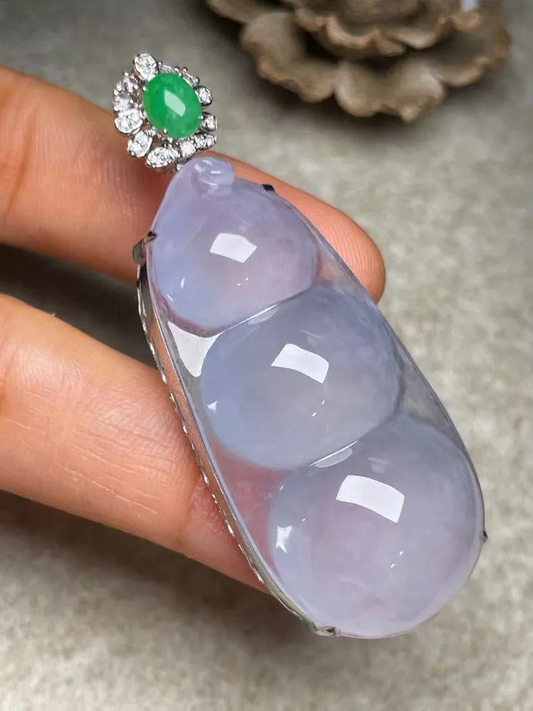 冰种福豆吊坠、真金真钻镶嵌，种水好，玉质细腻 .裸石尺寸 46.3*22.5‘