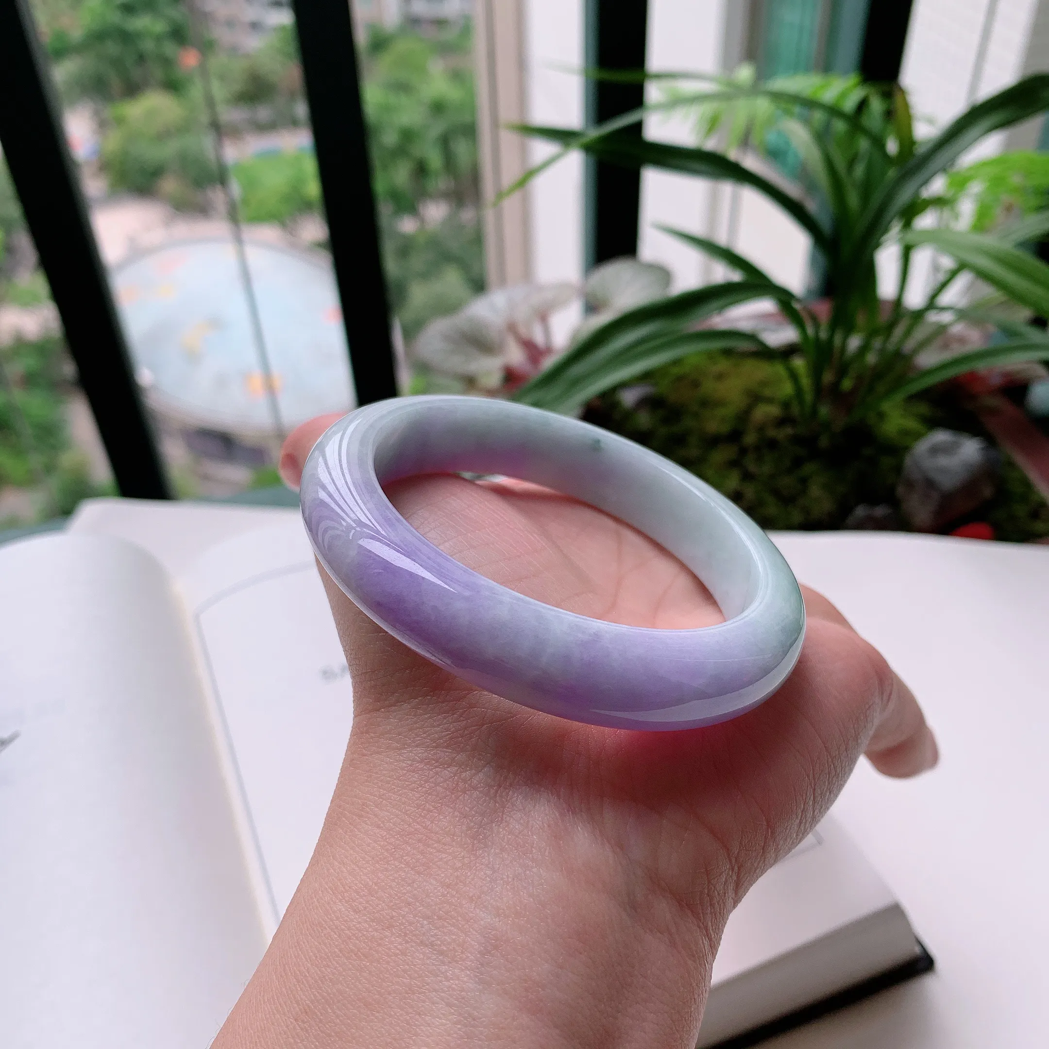 正圈58圈口，天然A货翡翠冰糯种水润飘绿玉手镯，水润秀丽，飘花灵动，种水十足，视觉甜美可人，恰到好