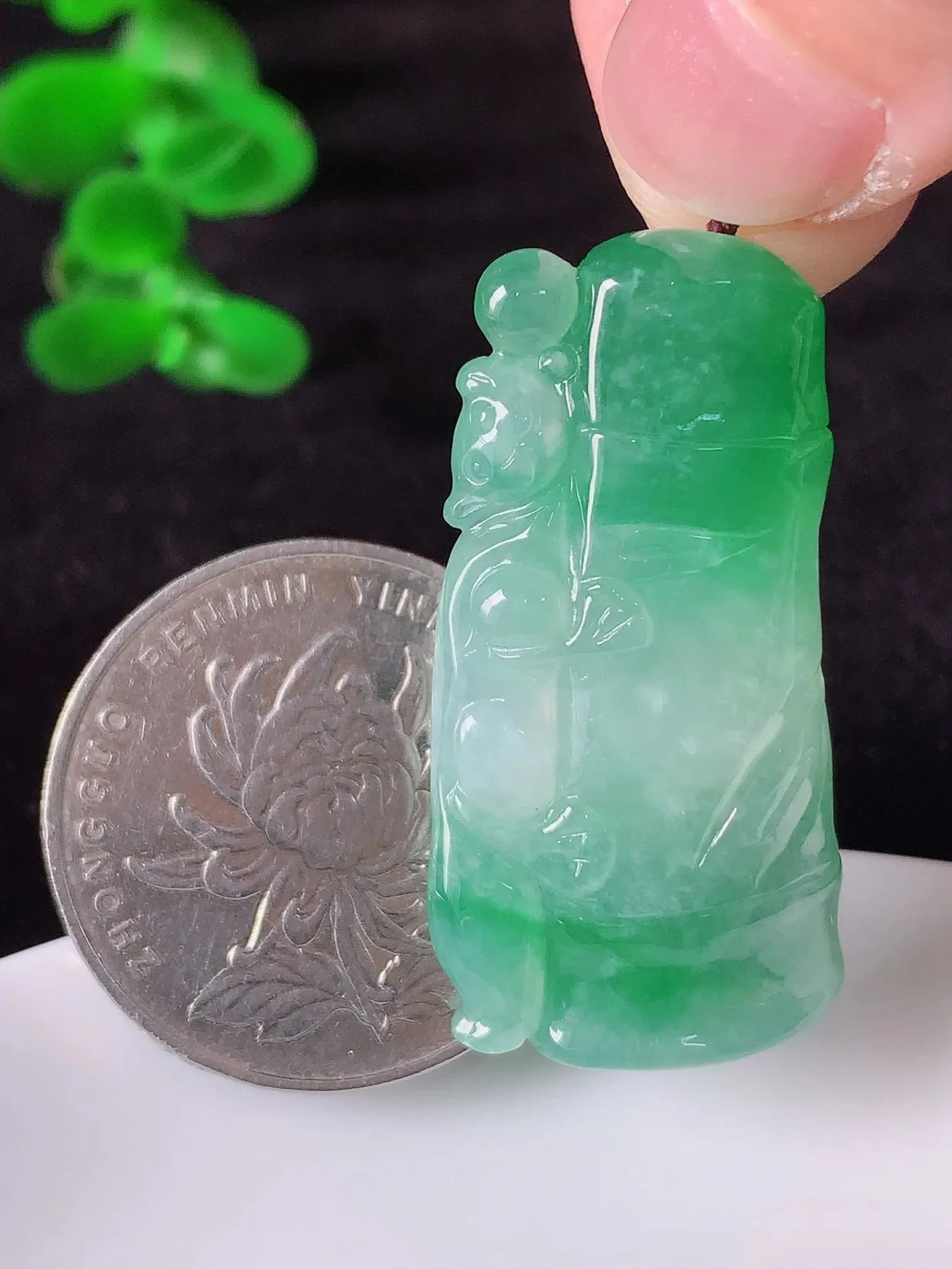 自然光实拍，冰飘绿翡翠竹节吊坠。竹节寓意“节节高，官运亨通，前程似锦，水润莹泽，清秀高雅，佩戴精美！#01.25