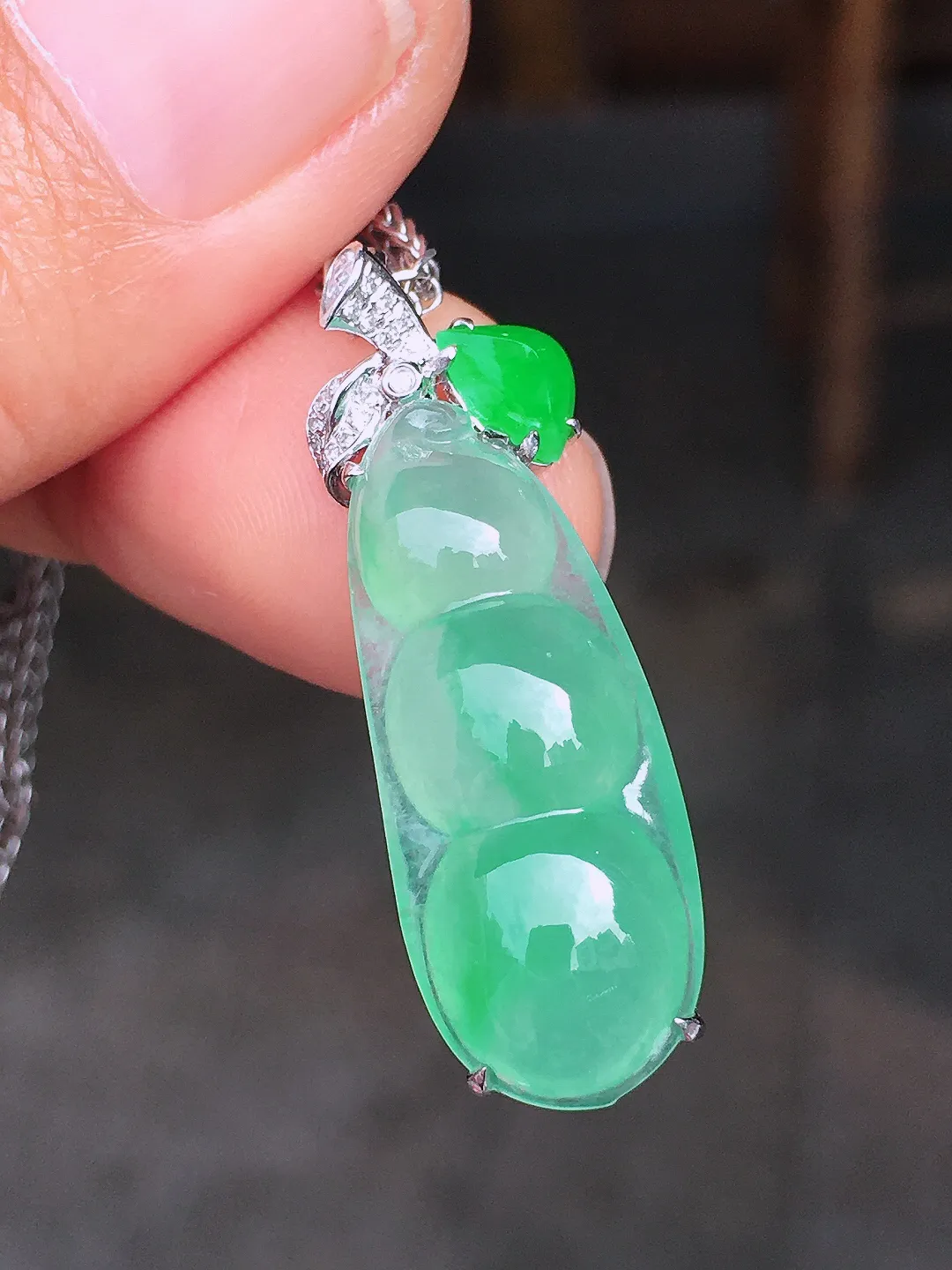 冰绿福豆吊坠，色泽均匀艳丽，玉质细腻，荧光感超
强，饱满圆润，尽显优雅气质，18k
金豪华镶嵌