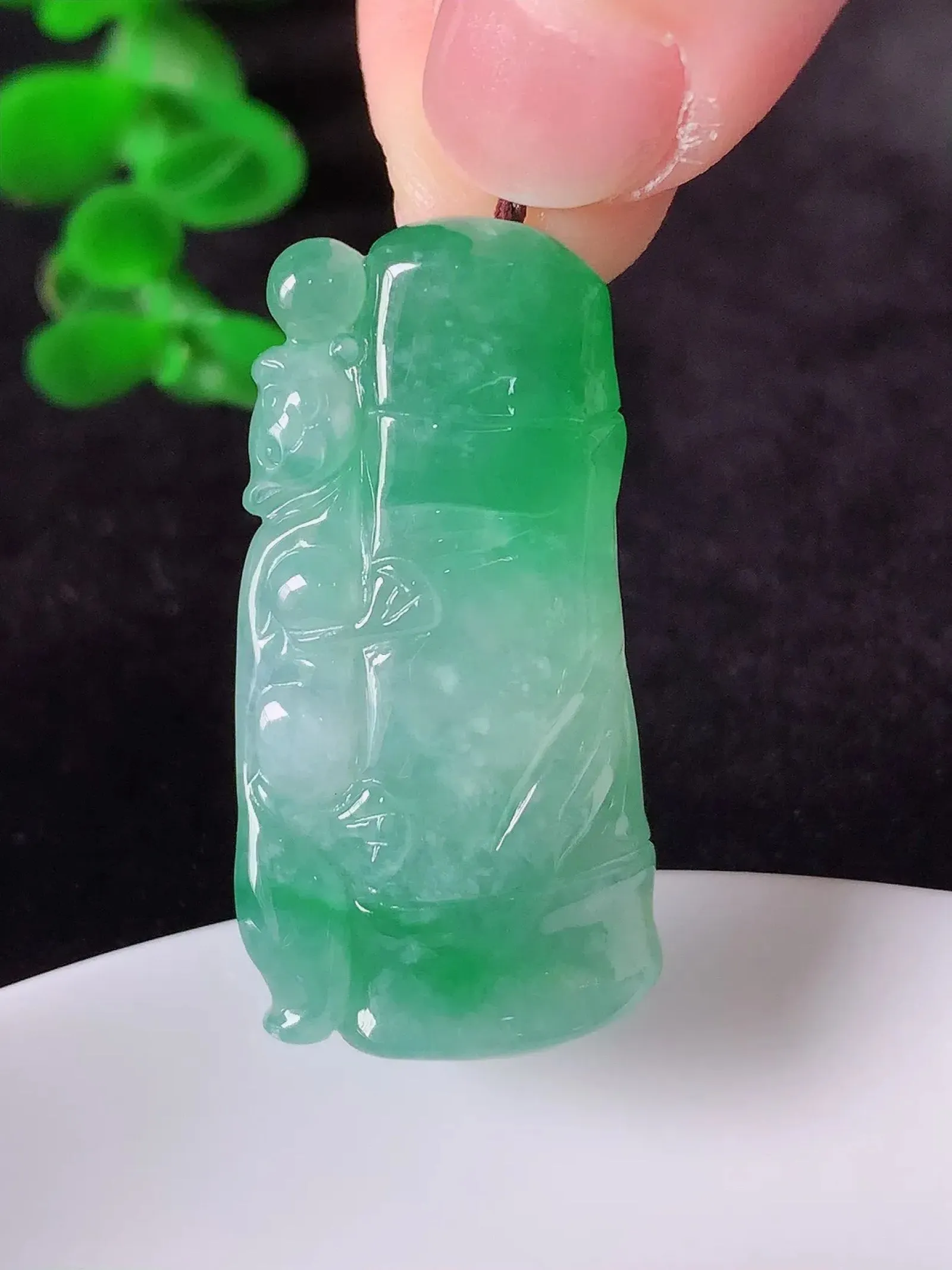 自然光实拍，冰飘绿翡翠竹节吊坠。竹节寓意“节节高，官运亨通，前程似锦，水润莹泽，清秀高雅，佩戴精美！#01.25