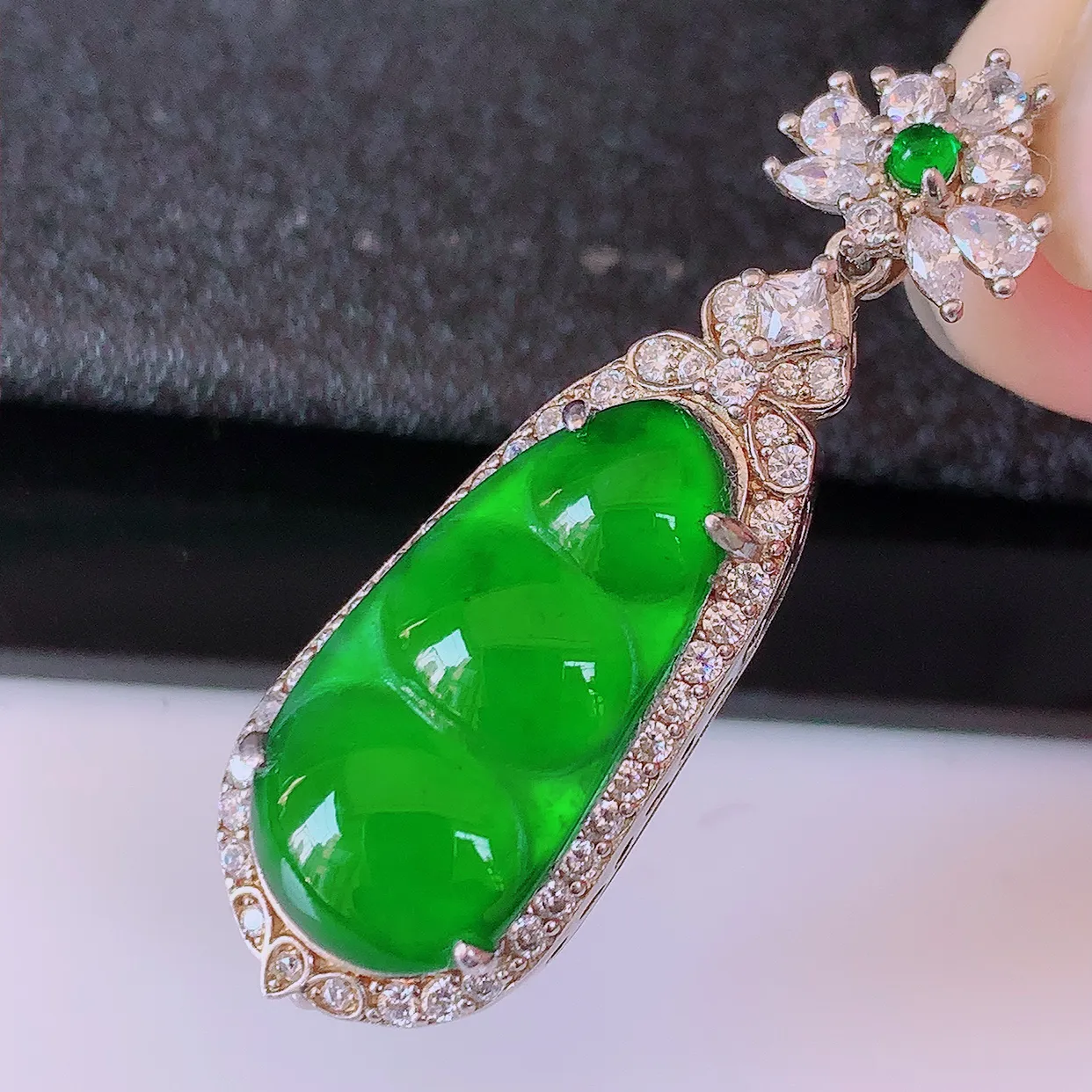 冰透满绿翡翠925银镶嵌四季豆吊坠，自然光实拍，翠色灵动，颜色漂亮，种老水足，品相佳，佩戴佳品！#97.25整体37*12*7.2裸石19.5*9.5