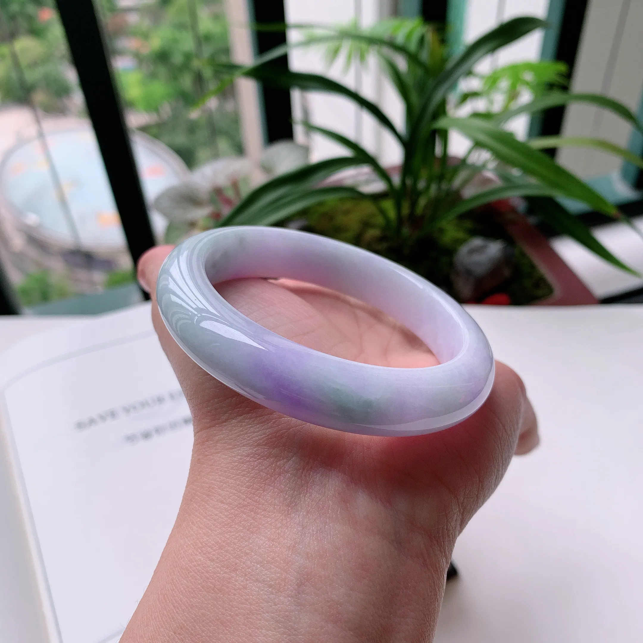 正圈57圈口，天然A货翡翠冰糯种水润飘绿玉手镯，水润秀丽，飘花灵动，种水十足，视觉甜美可人，恰到好