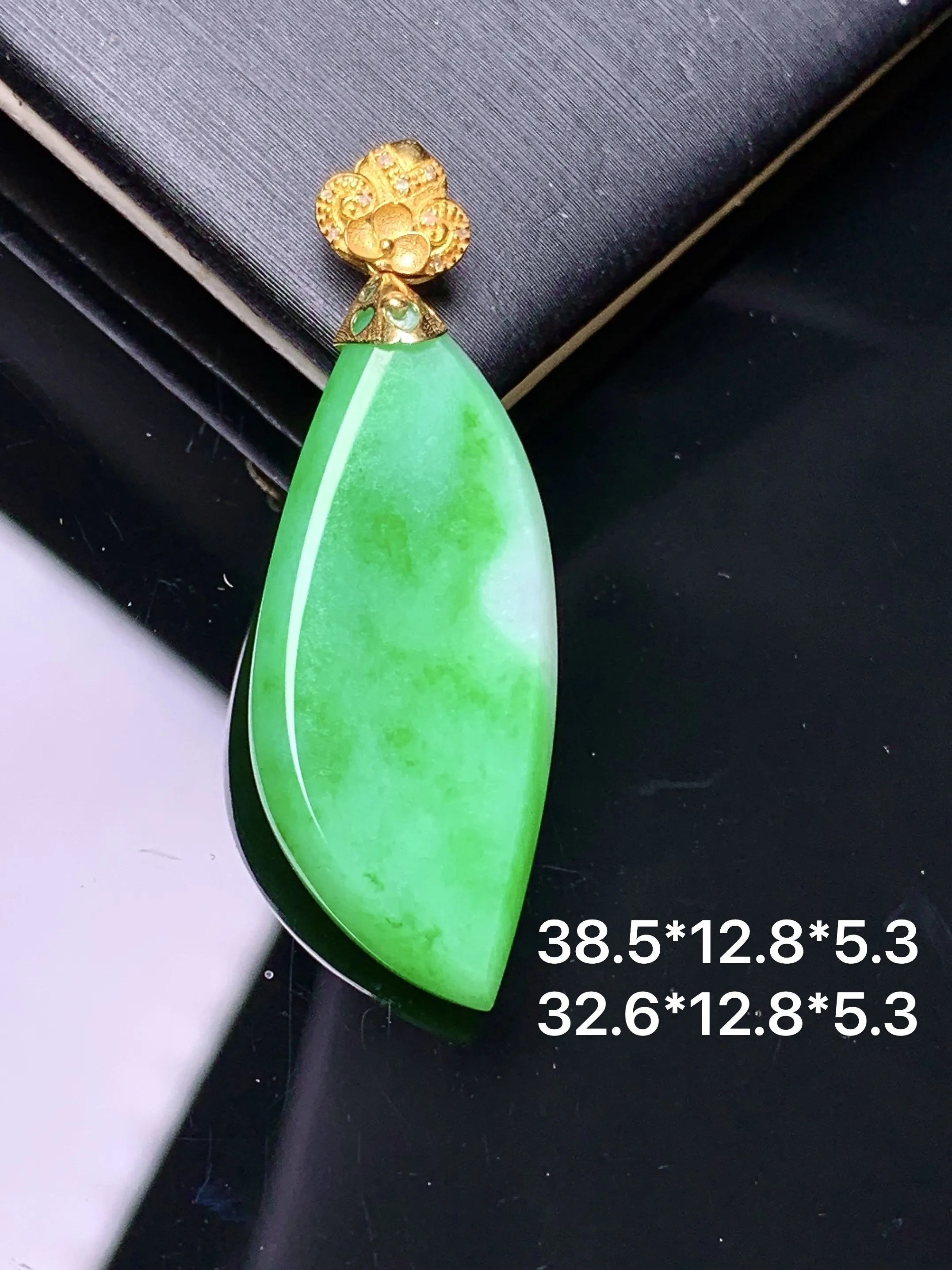 18k金镶嵌翠绿随形吊坠 玉质细腻 色泽清新艳丽 整体尺寸38.5*12.8*5.3