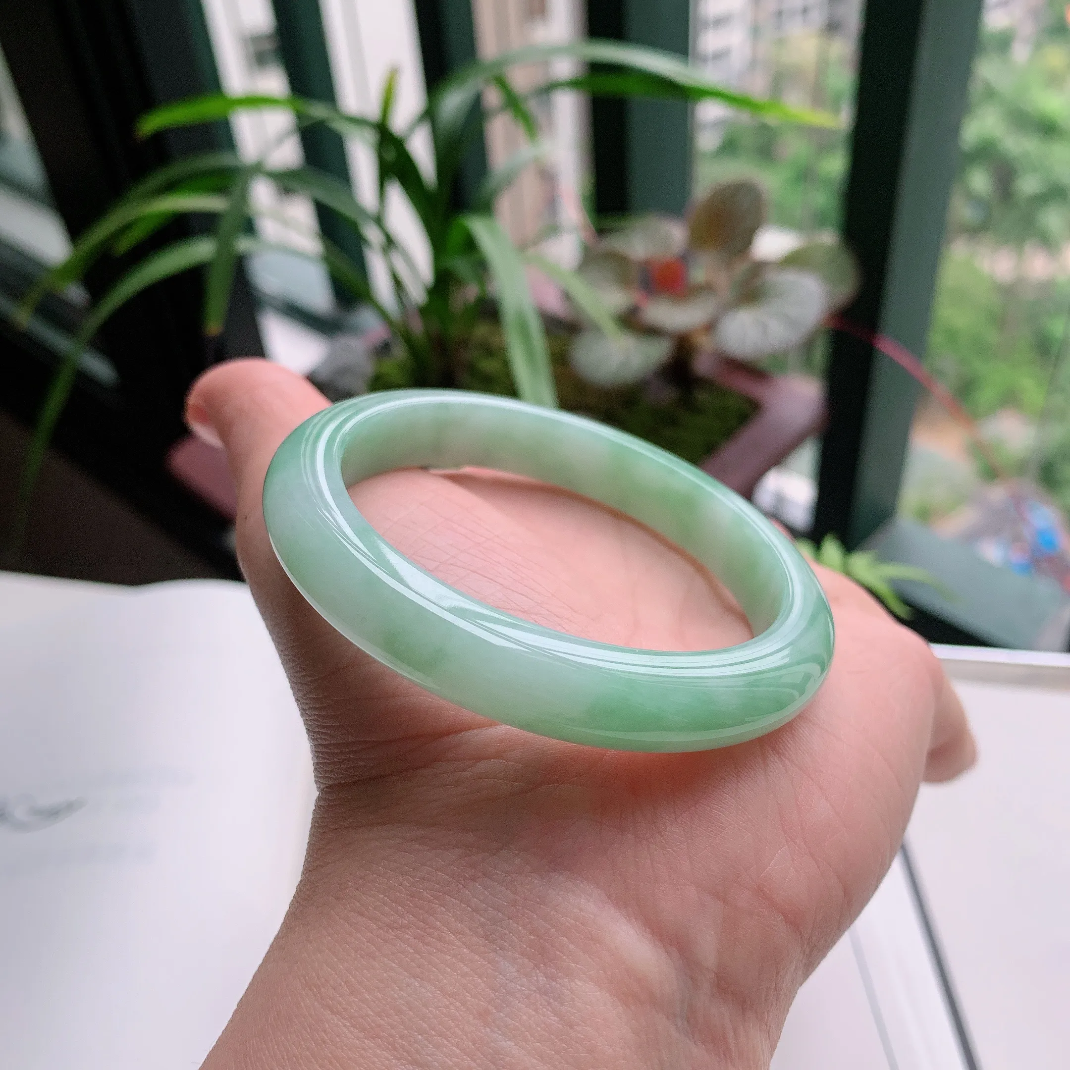 正圈54圈口，天然A货翡翠冰糯种水润飘绿玉手镯，水润秀丽，飘花灵动，种水十足，视觉甜美可人，恰到好处的美，十分高雅耐看，条形优美，上手优雅大方。43.74