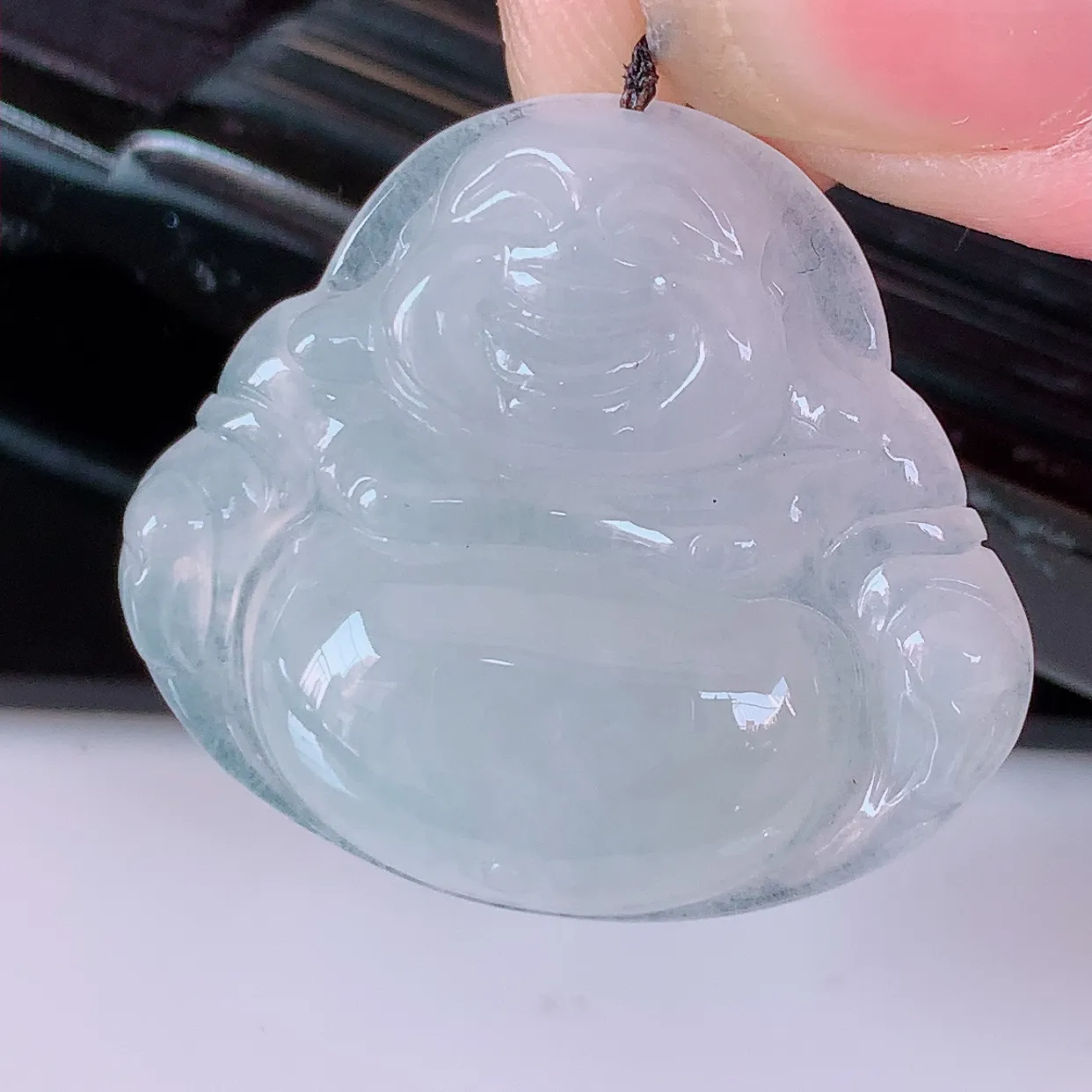自然光实拍，冰种翡翠佛公吊坠，水灵起胶，翠色迷人，佛公在心中，一生平安，饱满圆润，开怀大笑佛公，配戴