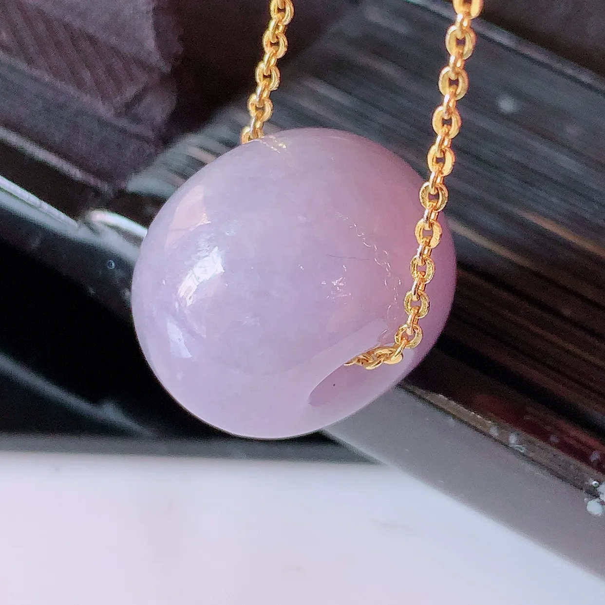 自然光实拍，冰润紫罗兰翡翠路路通吊坠，寓意时来运转、财源滚滚，款式新颖时尚，日常百搭的款！配图银链#05.25