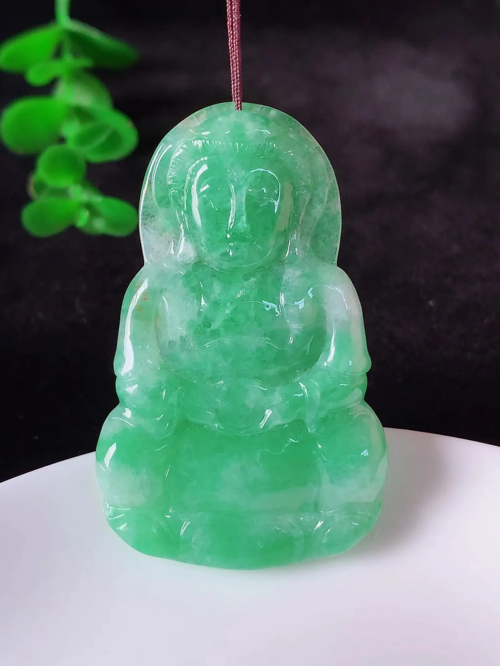 自然光实拍，冰润满绿翡翠观音菩萨吊坠，赐福观音，玉润通透，慈祥端庄！#01.25