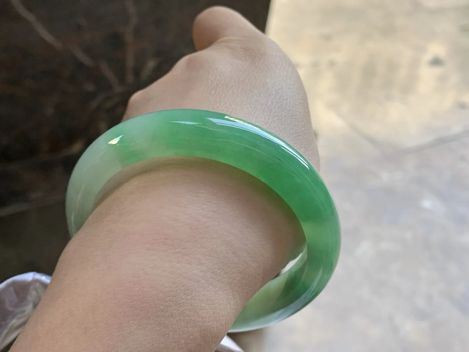 57-12.6-8.5

浓绿色手镯^_^鲜艳 玉质温润