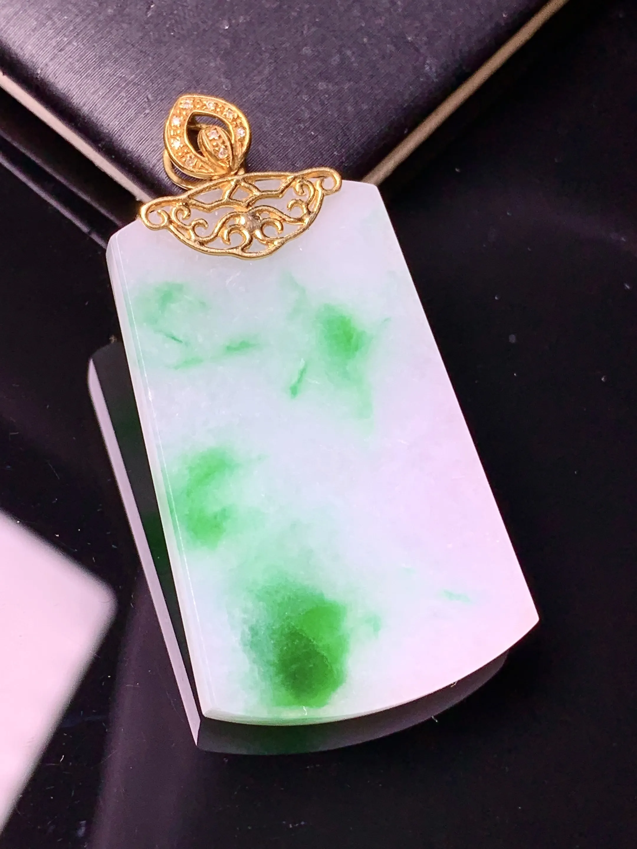 18k金钻镶嵌飘绿无事牌吊坠 玉质细腻 色泽清新艳丽 整体尺寸41.5*21.3*3.7