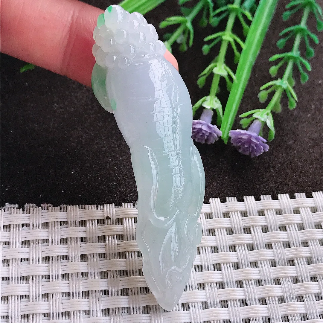 实拍A货翡翠62.7/41.8/9.6老坑精美冰润飘阳绿人参吊坠翡翠玉牌挂件