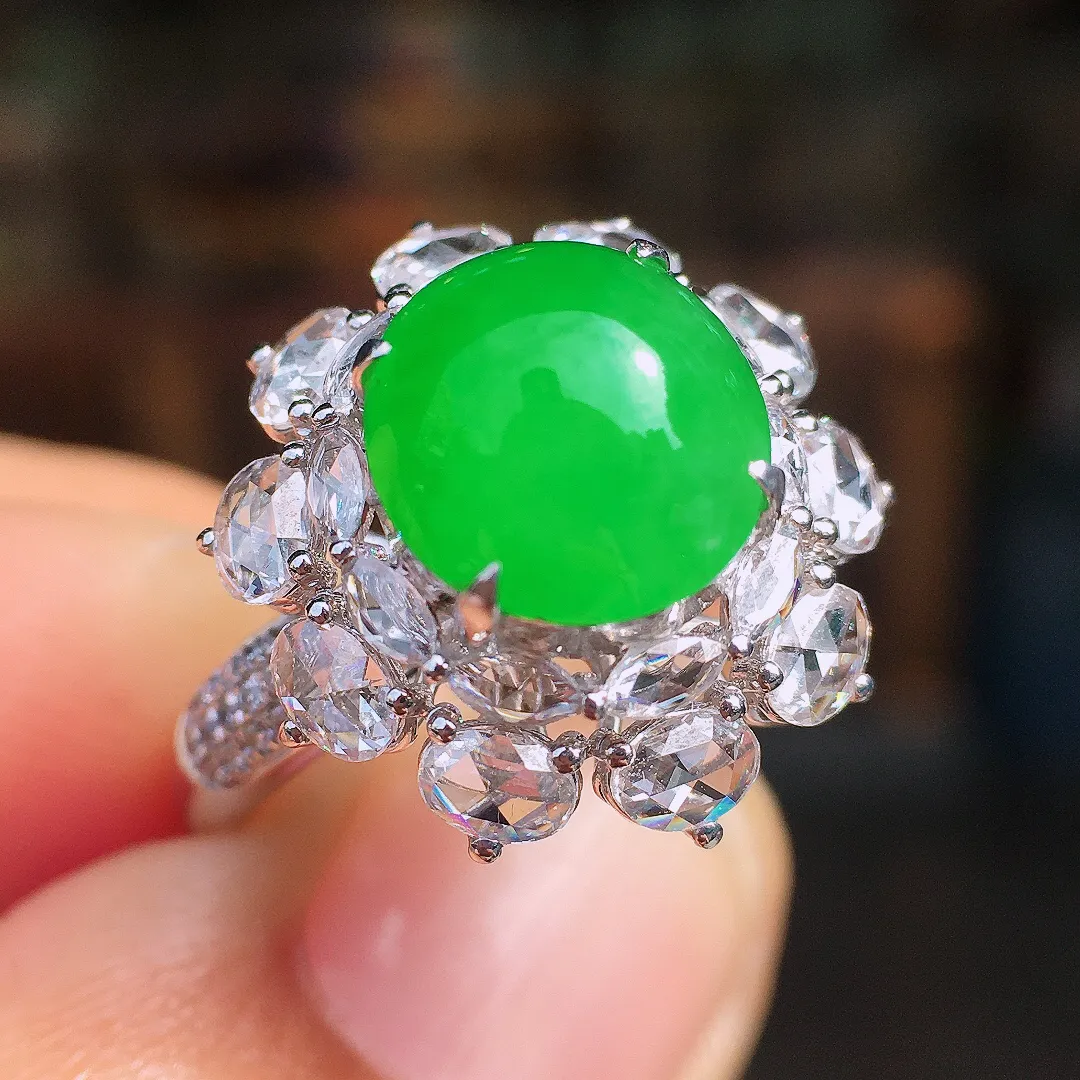 阳绿蛋面戒指，色泽均匀艳丽，玉质细腻，荧光感超
强，饱满圆润，尽显优雅气质，18k
金豪华镶嵌