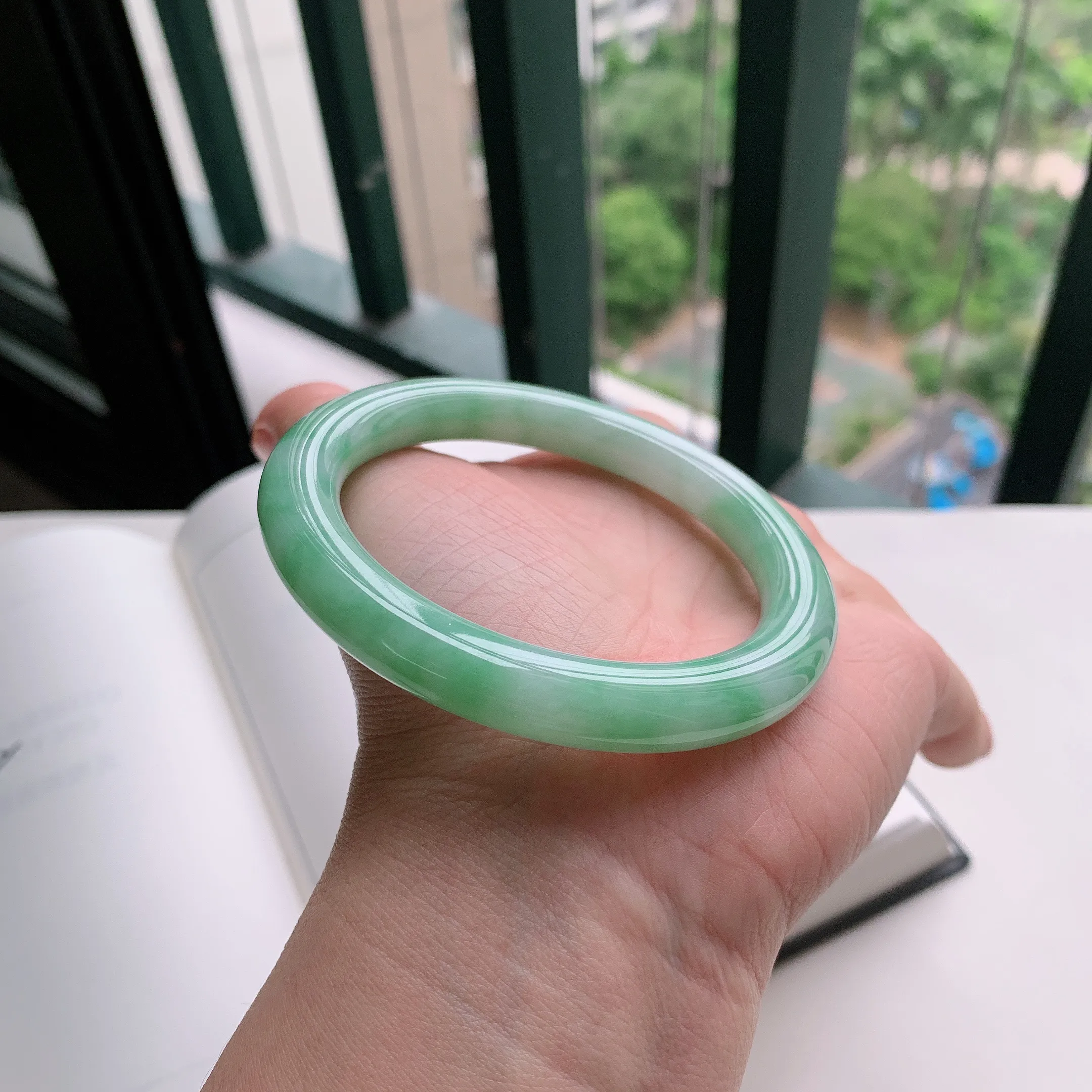 圆条57圈口，天然A货翡翠冰糯种水润飘绿玉手镯，水润秀丽，飘花灵动，种水十足，视觉甜美可人，恰到好
