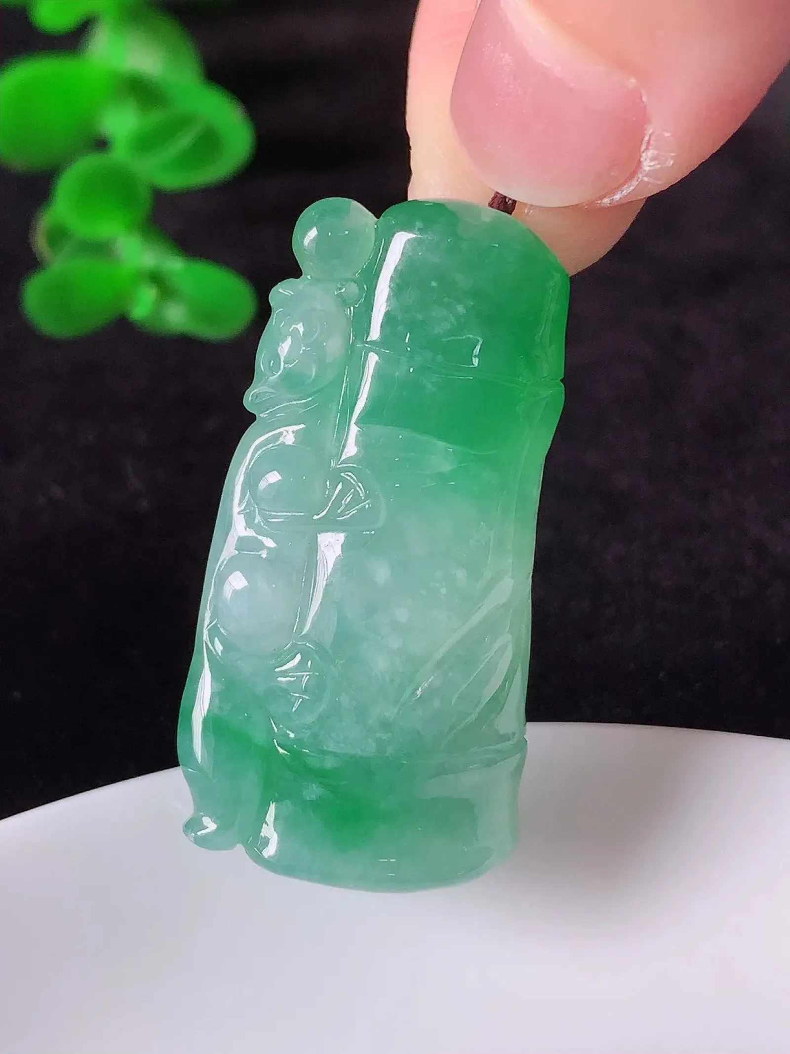 自然光实拍，冰飘绿翡翠竹节吊坠。竹节寓意“节节高，官运亨通，前程似锦，水润莹泽，清秀高雅，佩戴精美！#01.25