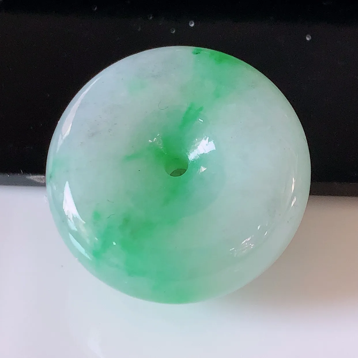 自然光实拍，冰润飘绿翡翠平安扣吊坠，形体饱满圆润，平安扣肥嘟嘟的，平平安安，种水很好，配戴精美！#0