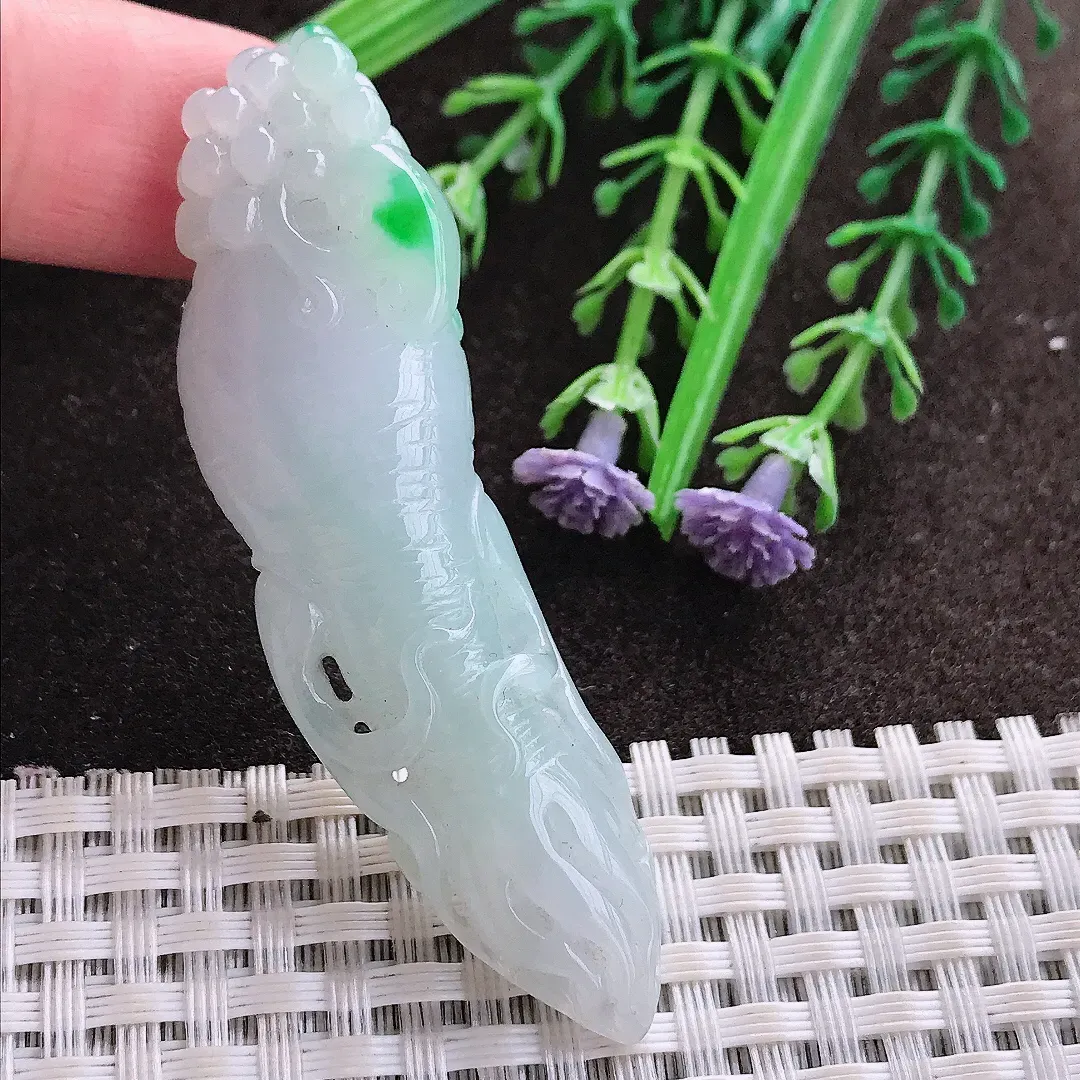 实拍A货翡翠62.7/41.8/9.6老坑精美冰润飘阳绿人参吊坠翡翠玉牌挂件