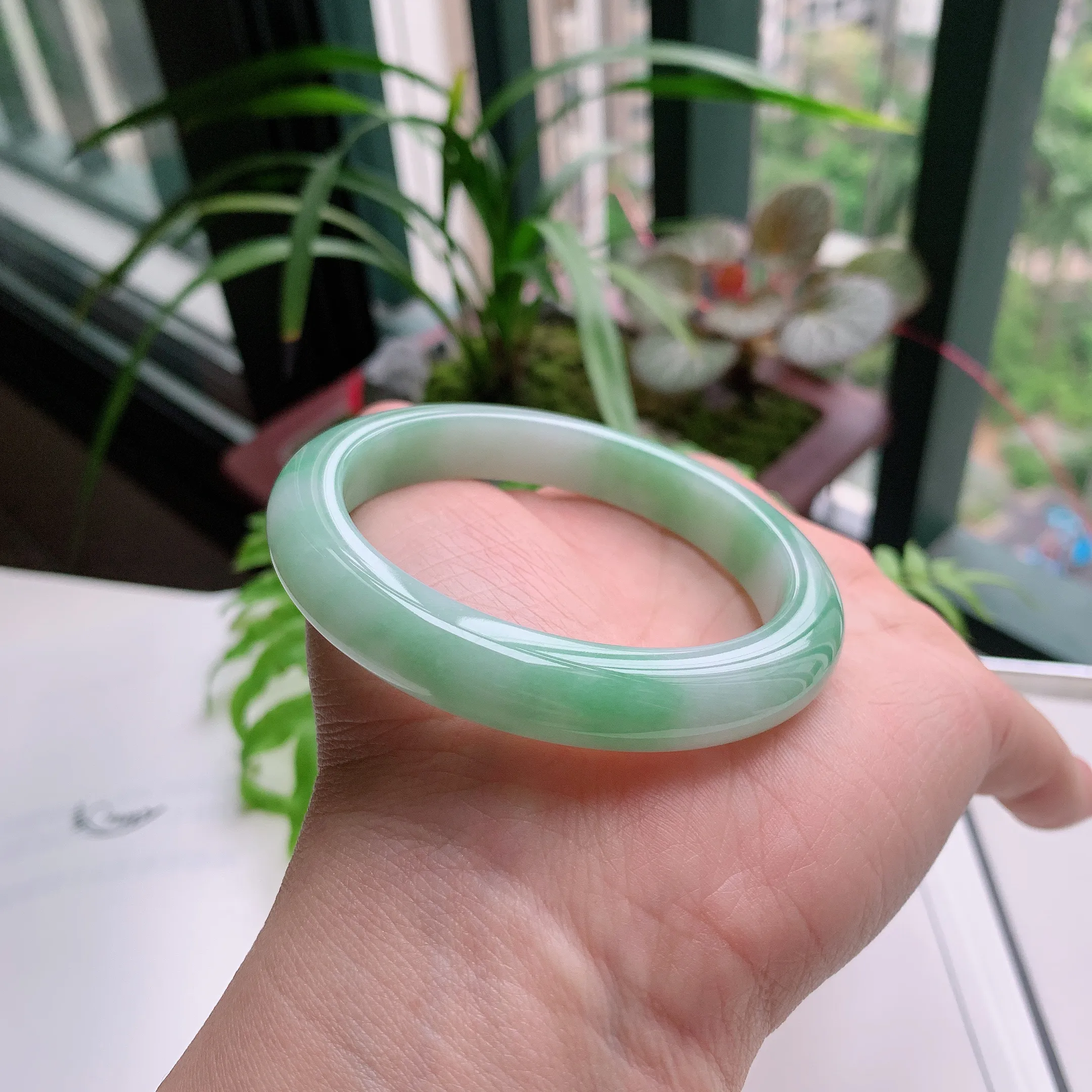 正圈55圈口，天然A货翡翠冰糯种水润飘绿玉手镯，水润秀丽，飘花灵动，种水十足，视觉甜美可人，恰到好处的美，十分高雅耐看，条形优美，上手优雅大方。46.47