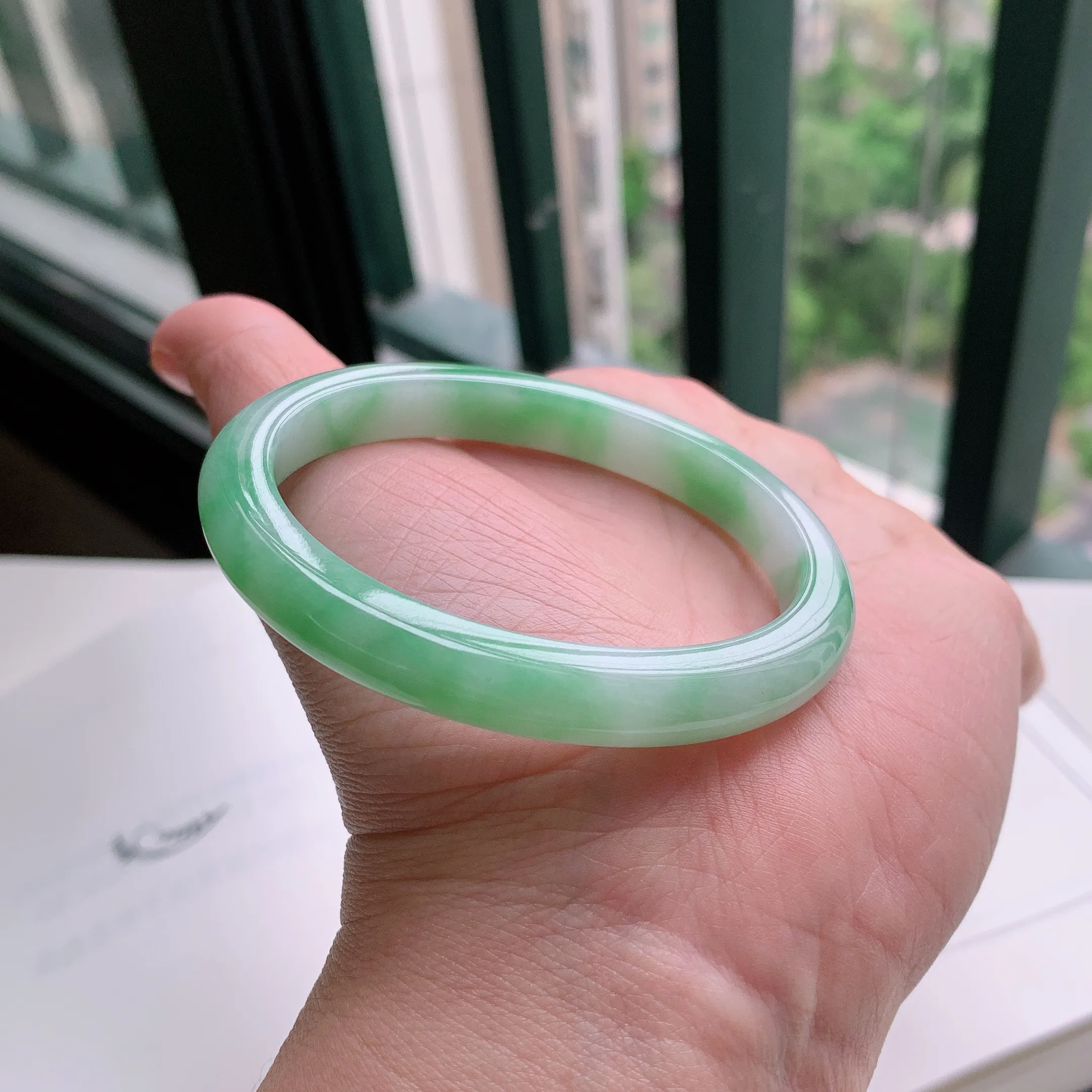 贵妃56圈口，天然A货翡翠冰糯种水润飘绿玉手镯，水润秀丽，飘花灵动，种水十足，视觉甜美可人，恰到好处的美，十分高雅耐看，条形优美，上手优雅大方。31.01