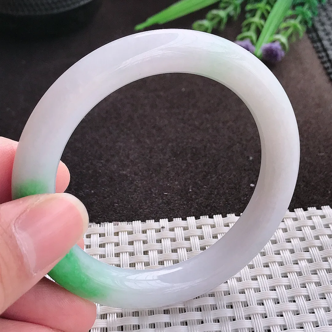 实拍A货翡翠53.5/9.5老坑精美温润飘阳绿圆条手镯翡翠玉镯子平安镯