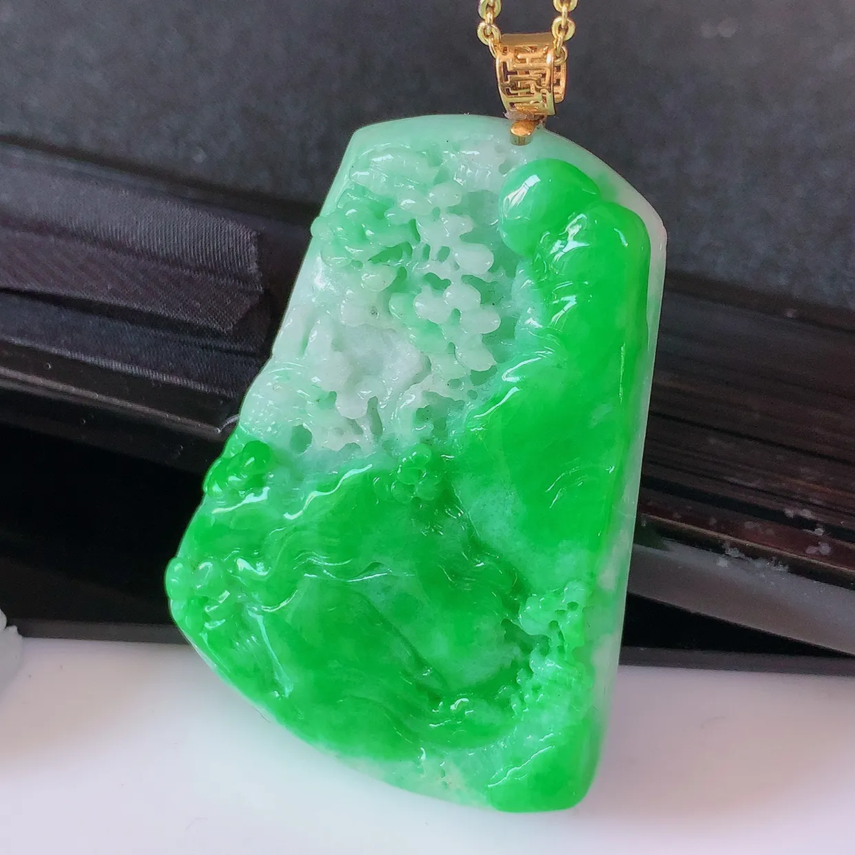 自然光实拍，18K金镶嵌辣绿翡翠山水牌吊坠，寓意“常青、背靠大山、水（财）长流、平安之意”生机盎然的翠意，一眼既心醉，雕工精致，佩戴效果优雅迷人！#1.25整体49.5裸石44.5*32*7.8