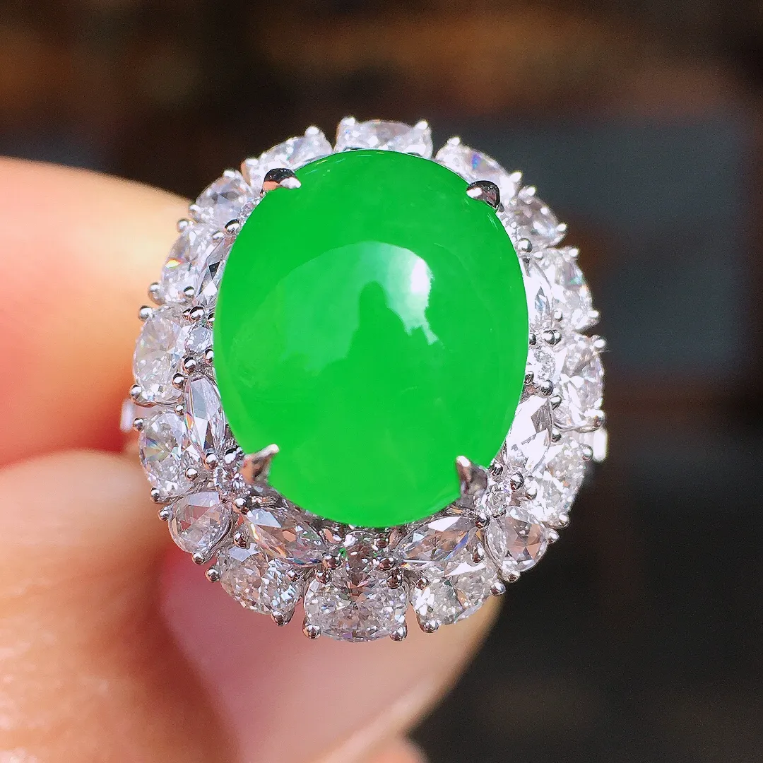 阳绿蛋面戒指，色泽均匀艳丽，玉质细腻，荧光感超
强，饱满圆润，尽显优雅气质，18k
金豪华镶嵌