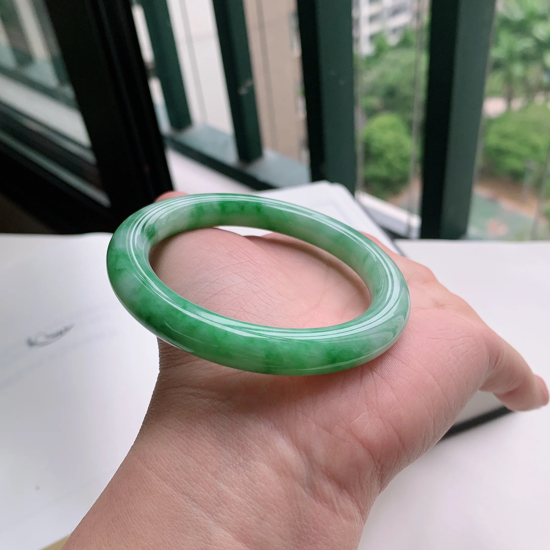 圆条55圈口，天然A货翡翠冰糯种水润飘绿玉手镯，水润秀丽，飘花灵动，种水十足，视觉甜美可人，恰到好处的美，十分高雅耐看，条形优美，上手优雅大方。49.63