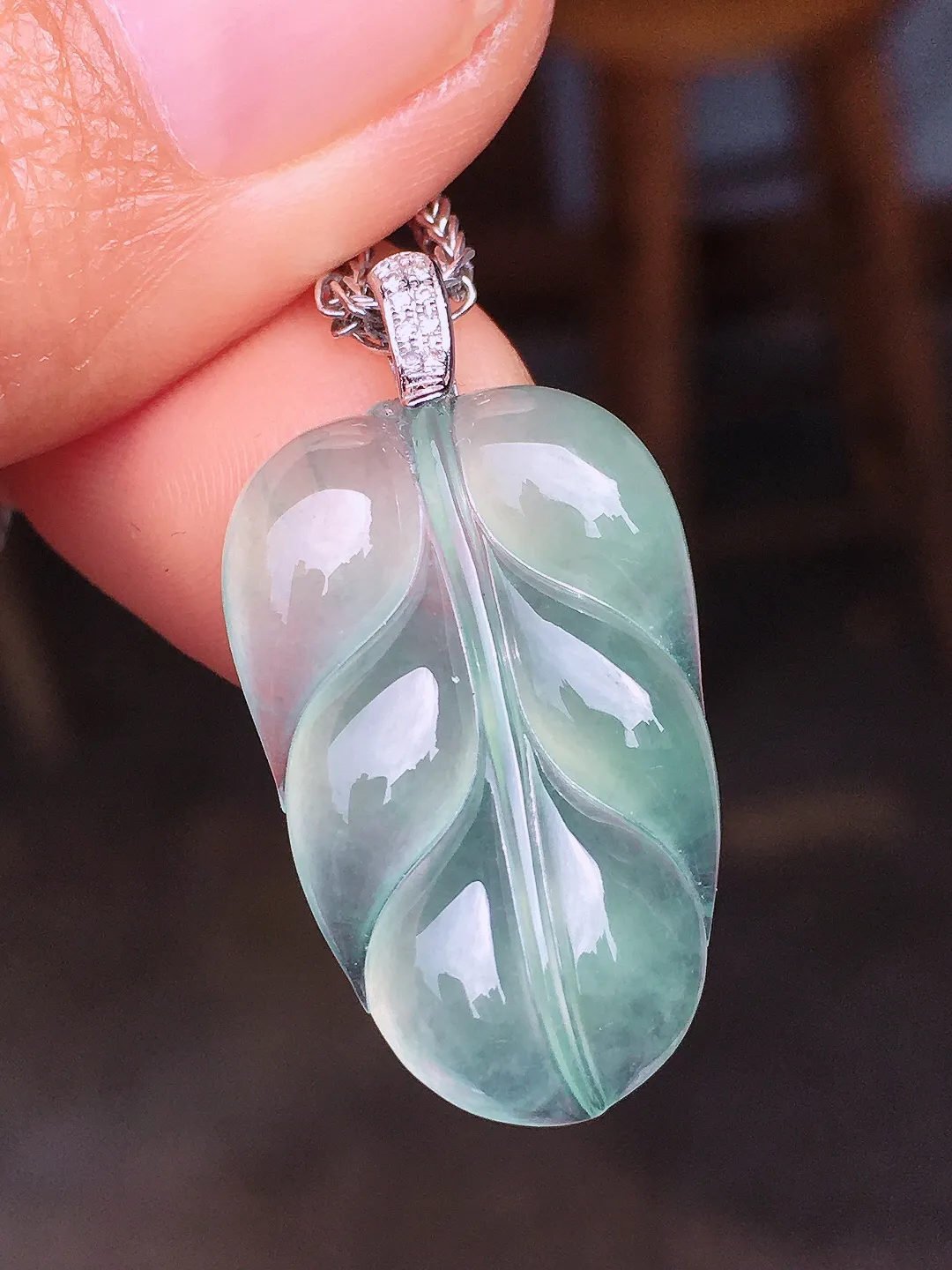 冰种玉叶吊坠，玉质细腻，荧光感超
强，饱满圆润，尽显优雅气质，18k
金豪华镶嵌