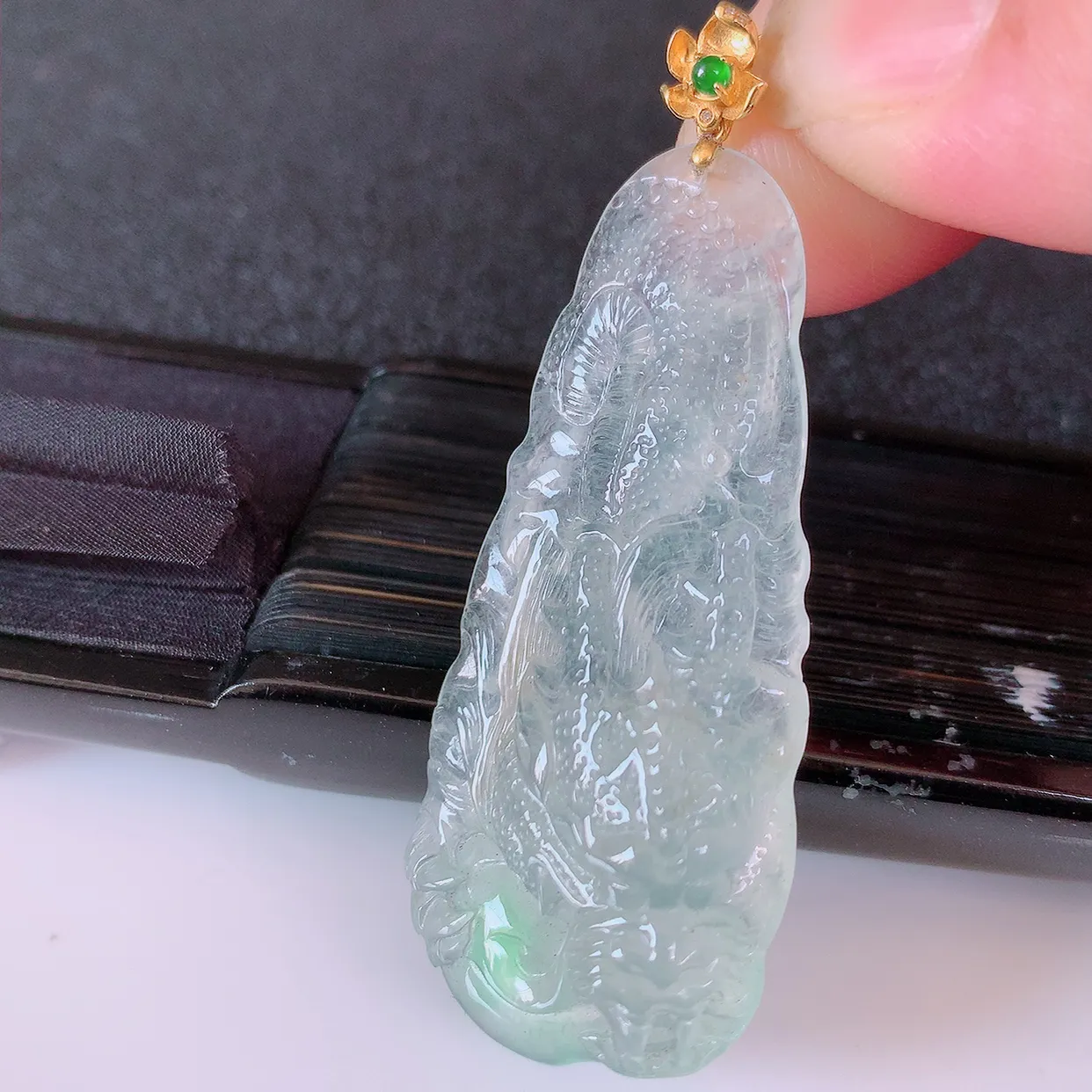 自然光实拍，18K金镶嵌冰种飘绿翡翠龙牌吊坠，龙行天下，雕工立体精湛，翡翠龙牌，种老水足，配戴霸气时尚，值得收藏!#1.25整体56裸石48.8*21*7.5