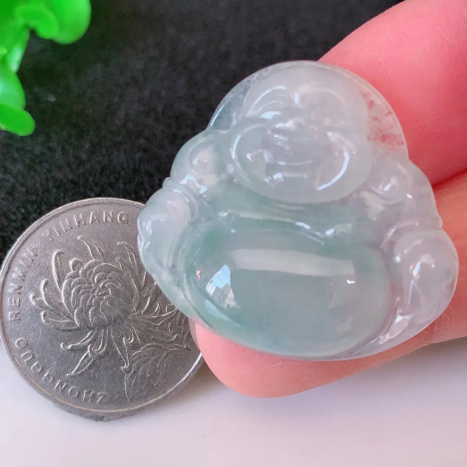 自然光实拍，冰种飘花翡翠佛公吊坠，翠色灵动，佩戴效果时尚出众，尽显气质，玉质细腻，美感十足。#01.25