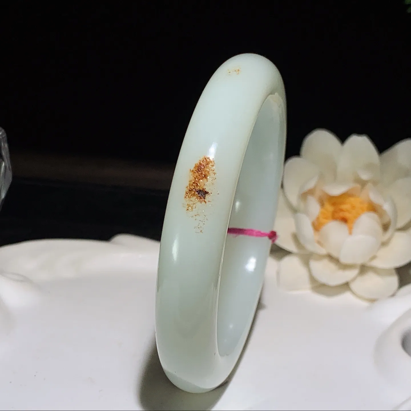 58圈口 新疆和田玉白玉手镯 58圈口条宽12厚10重66.5克。玉质细腻油润。手推出油。佩戴高端典雅。lt260129