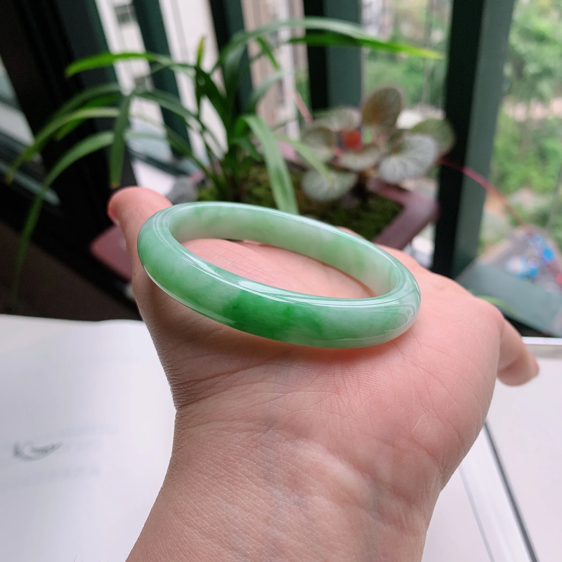 贵妃53圈口，天然A货翡翠冰糯种水润飘绿玉手镯，水润秀丽，飘花灵动，种水十足，视觉甜美可人，恰到好处的美，十分高雅耐看，条形优美，上手优雅大方。33.99