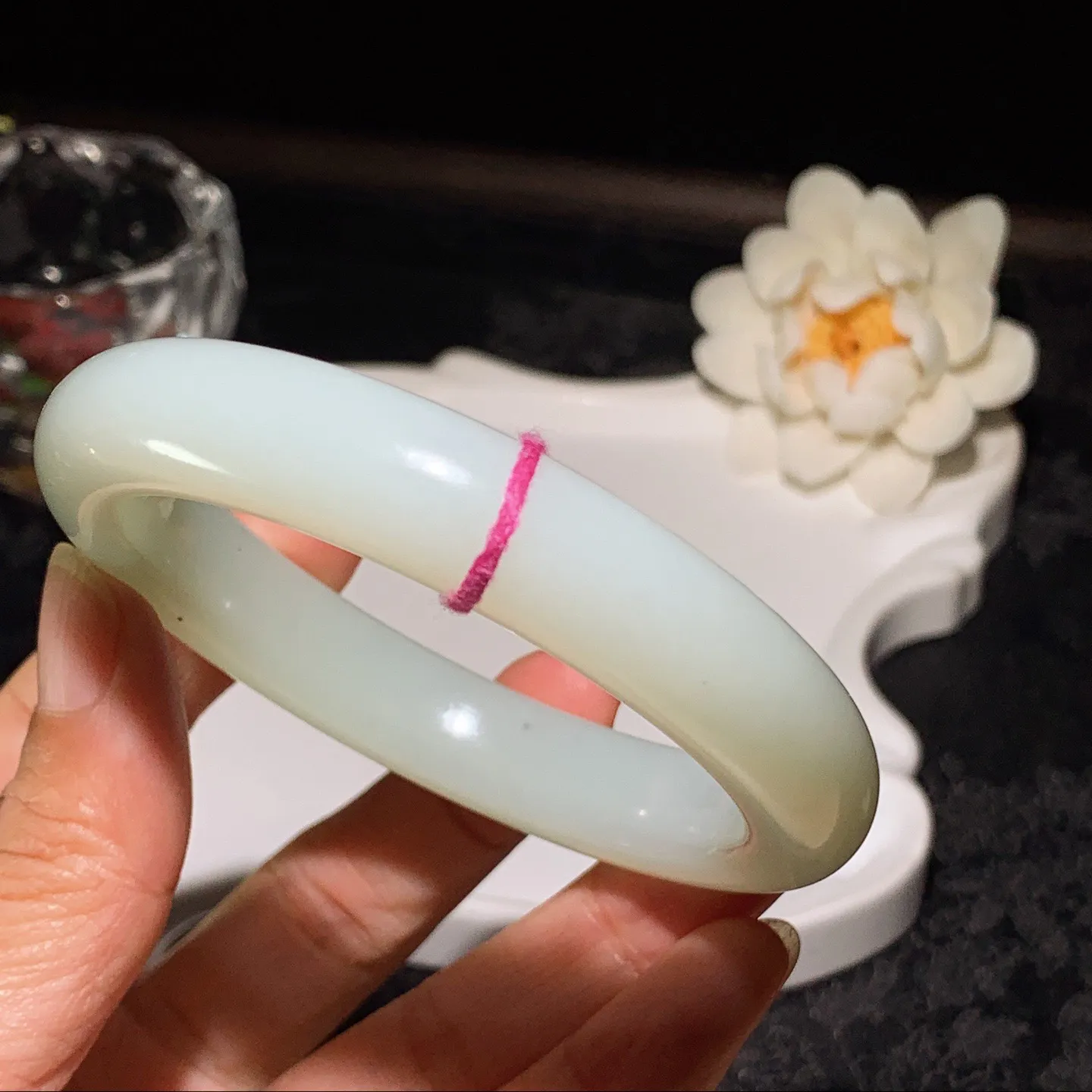 58圈口 新疆和田玉白玉手镯 58圈口条宽12厚10重66.5克。玉质细腻油润。手推出油。佩戴高端典雅。lt260129