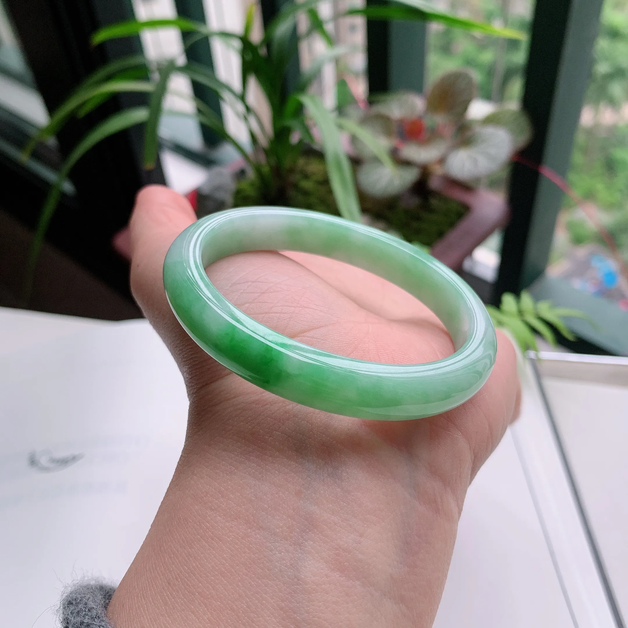 贵妃53圈口，天然A货翡翠冰糯种水润飘绿玉手镯，水润秀丽，飘花灵动，种水十足，视觉甜美可人，恰到好处的美，十分高雅耐看，条形优美，上手优雅大方。33.99