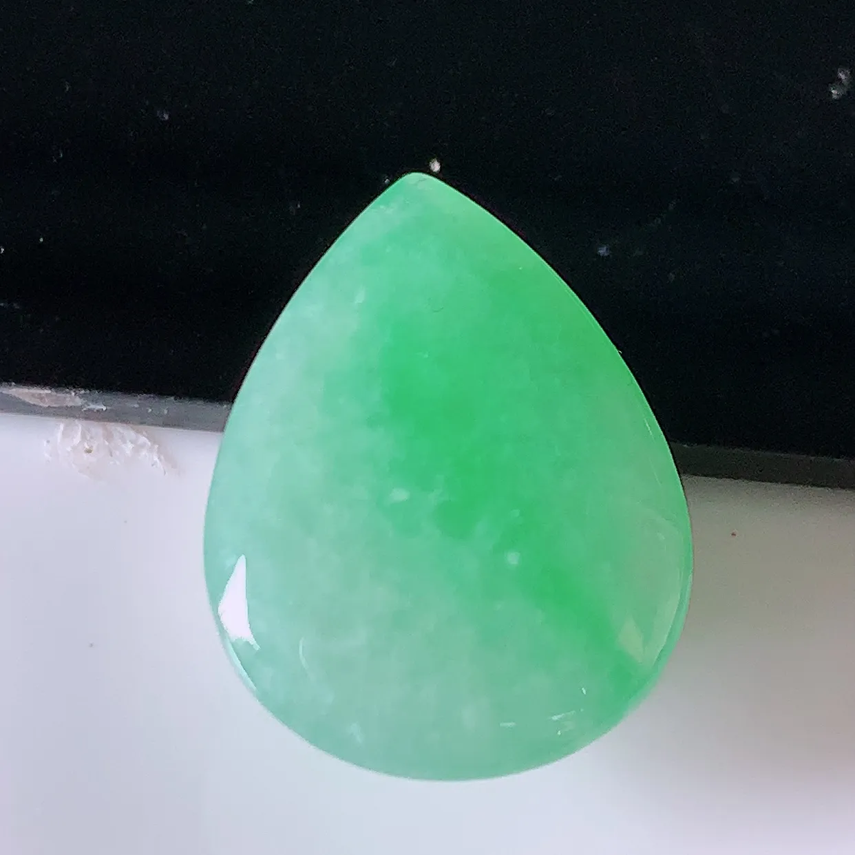 自然光实拍，冰润满绿翡翠水滴戒面，蛋面，翠色灵动，玉质细腻，颜色漂亮，品相佳，镶嵌更靓，佩戴佳品！#94.25