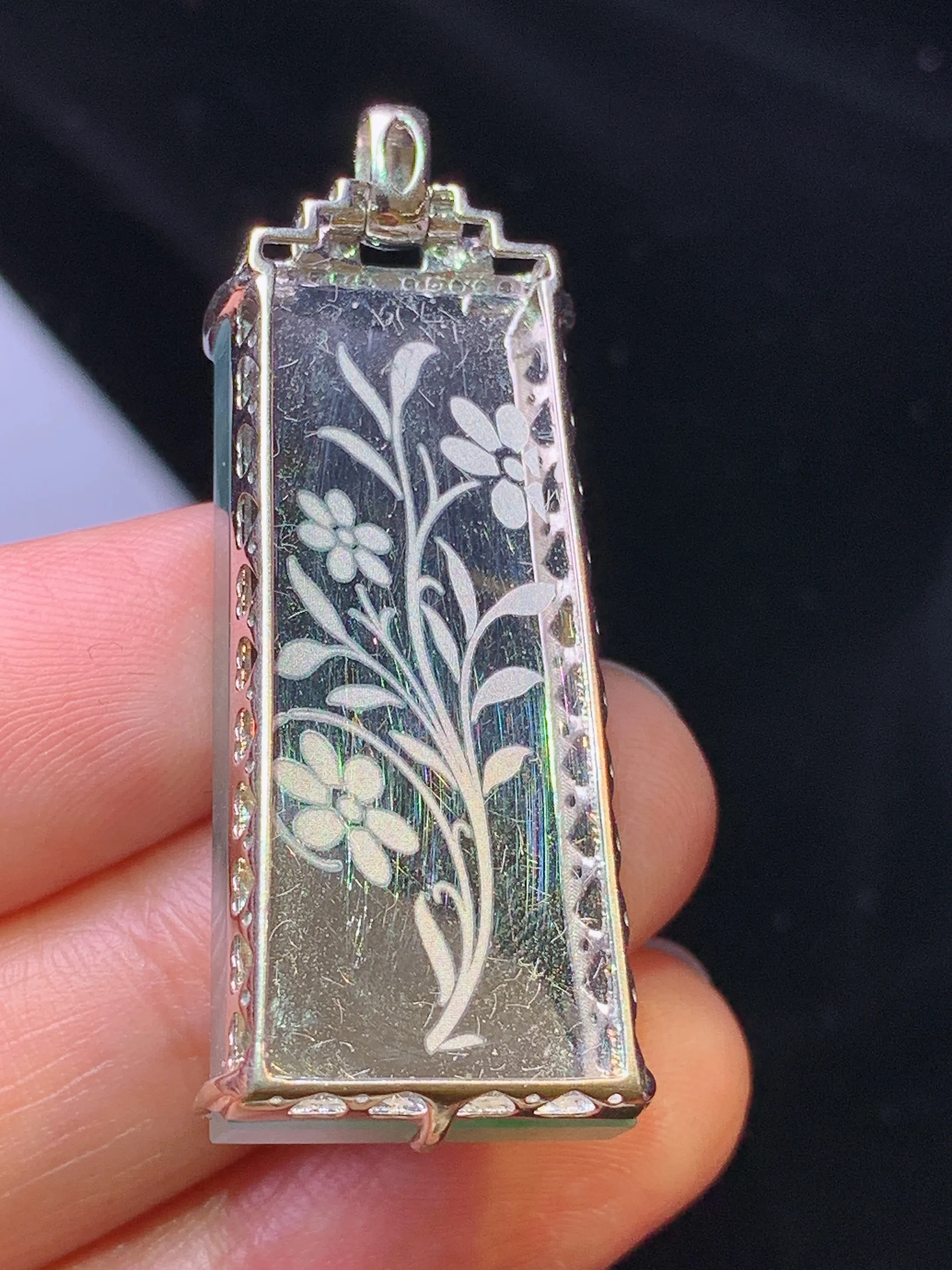 18k金钻镶嵌翠绿无事牌吊坠 玉质细腻 色泽清新艳丽 整体尺寸42.5*18*8.3